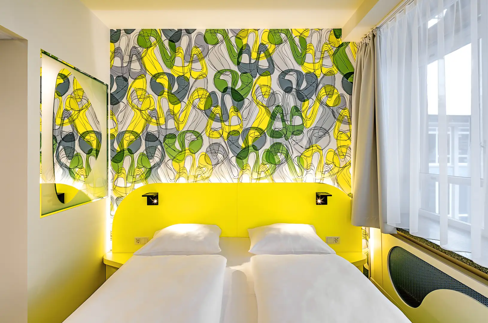 Modernes Schlafzimmer mit gelber Wandgestaltung und stilvollem Design