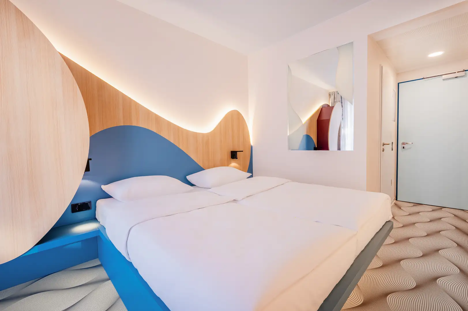 Modernes Hotelzimmer mit gemütlichem Doppelbett und stilvollem Design