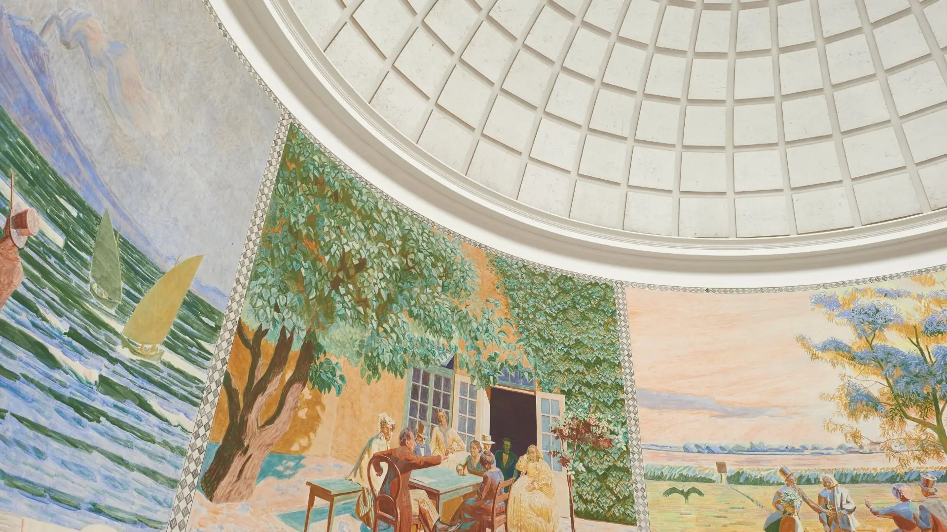 Wandgemälde im H.C.-Andersens-Haus zeigt Menschen vor einem mit Efeu bewachsenen Haus, Segelboote auf Wasser und eine Landschaft mit Bäumen und Figuren.