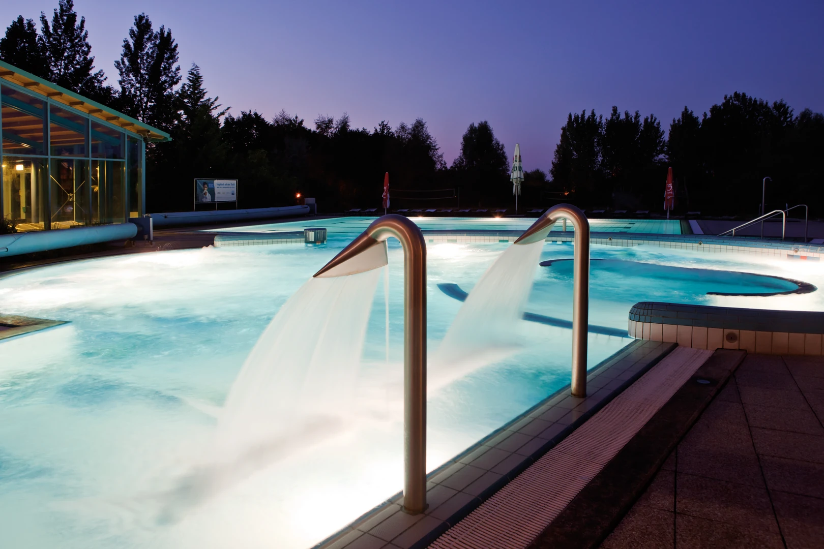 Beleuchtetes Außenbecken im Wonnemar Resort Wismar – ein einladender Ort für Entspannung unter dem Sternenhimmel.