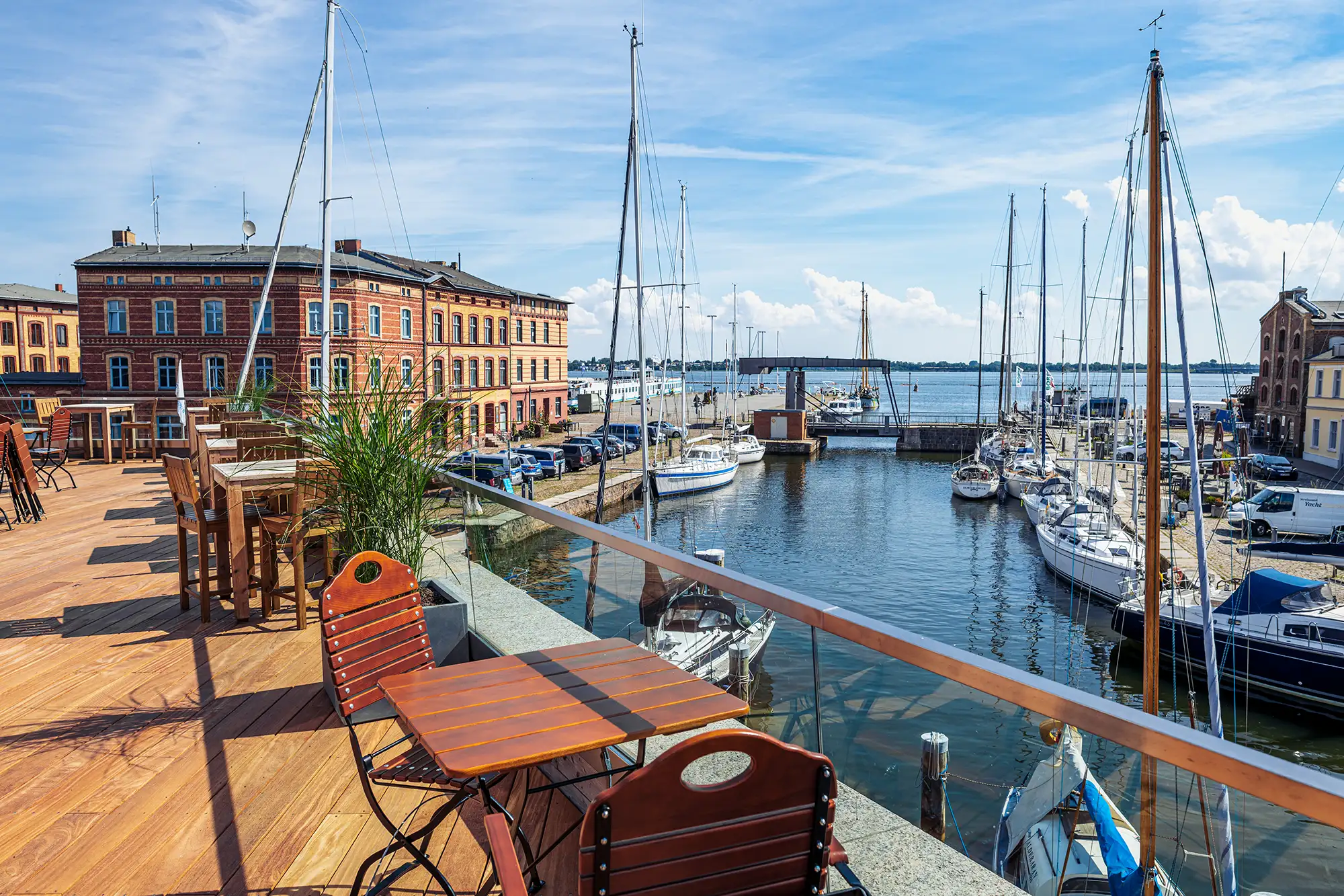 Hafenterrasse in der Hansestadt für Besuch mit Hotel in Stralsund