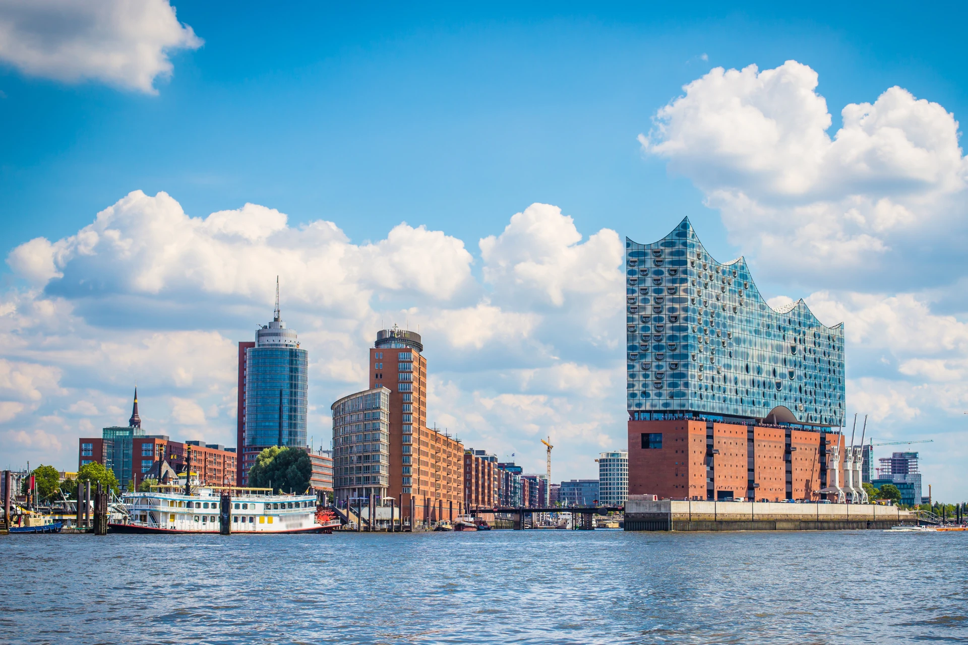 Panoramablick auf den Hamburger Hafen mit der Elbphilharmonie und modernen Gebäuden.
