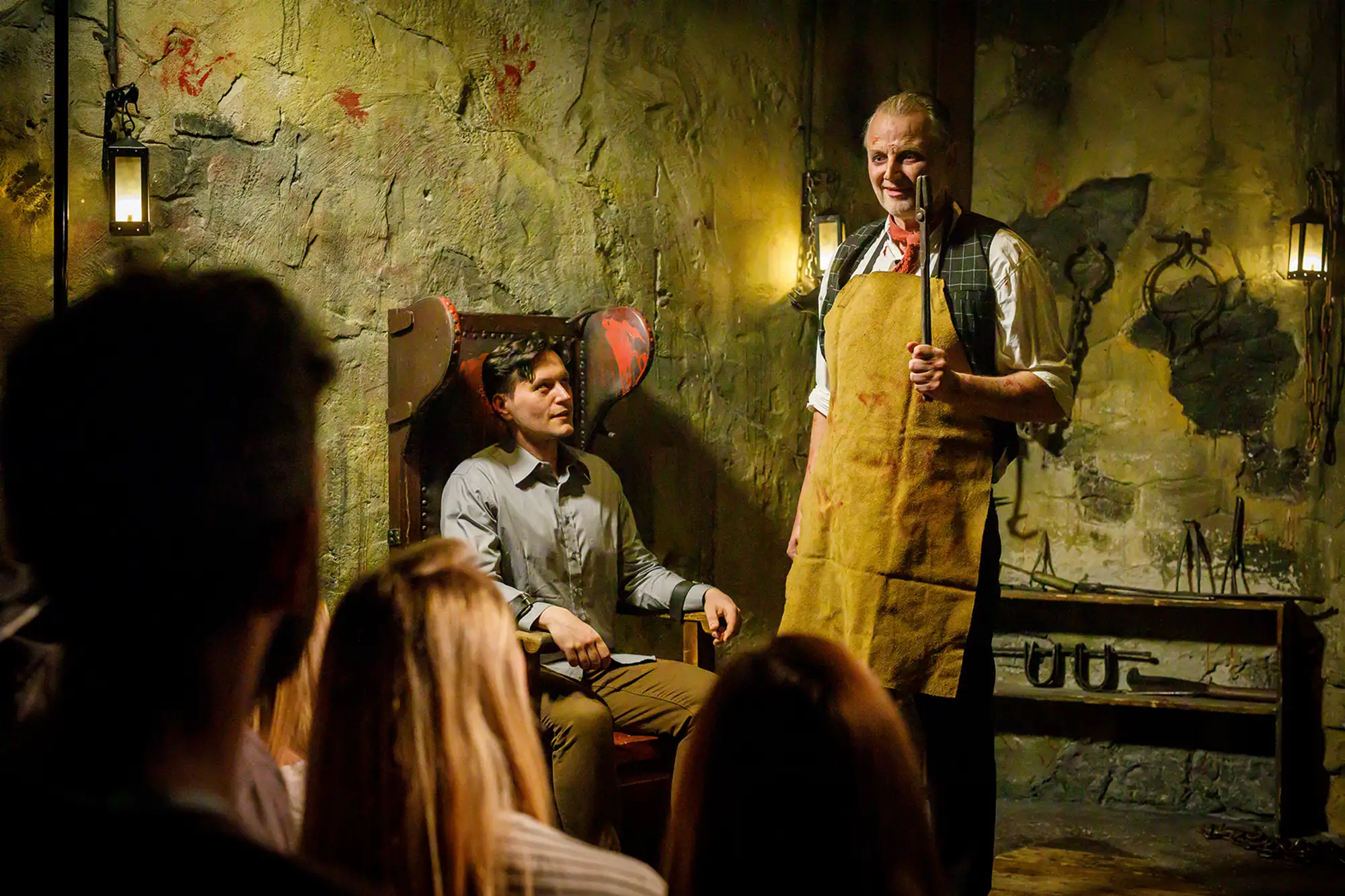 Der Folterknecht zeigt sein Werkzeug im HamburgDungeon