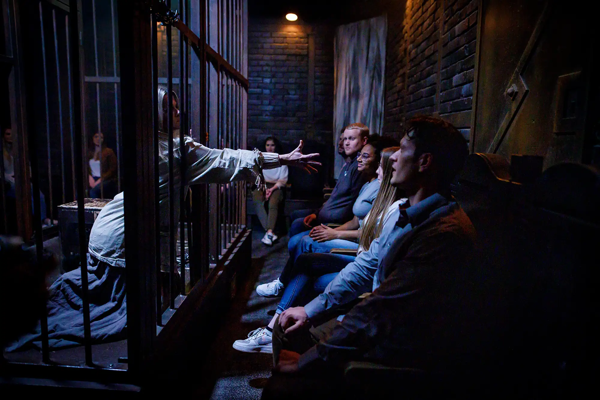 Santa Fu - Frau in Zelle greift nach Besuchern - im Hamburg Dungeon