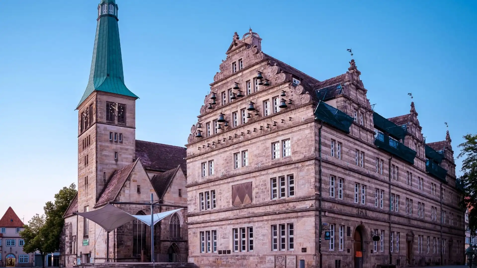 Historisches Gebäude in Nürnberg mit grünem Turm und detaillierter Architektur.