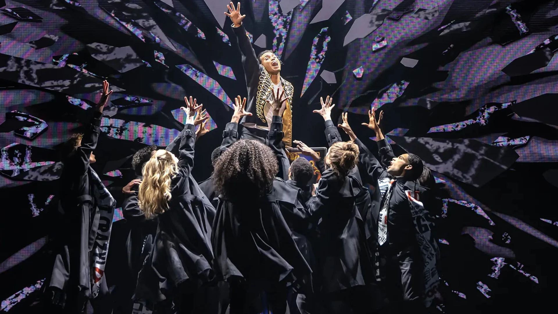 Pressekonferenz Szene - MJ – Das Michael Jackson Musical, Reporter zerren an MJ