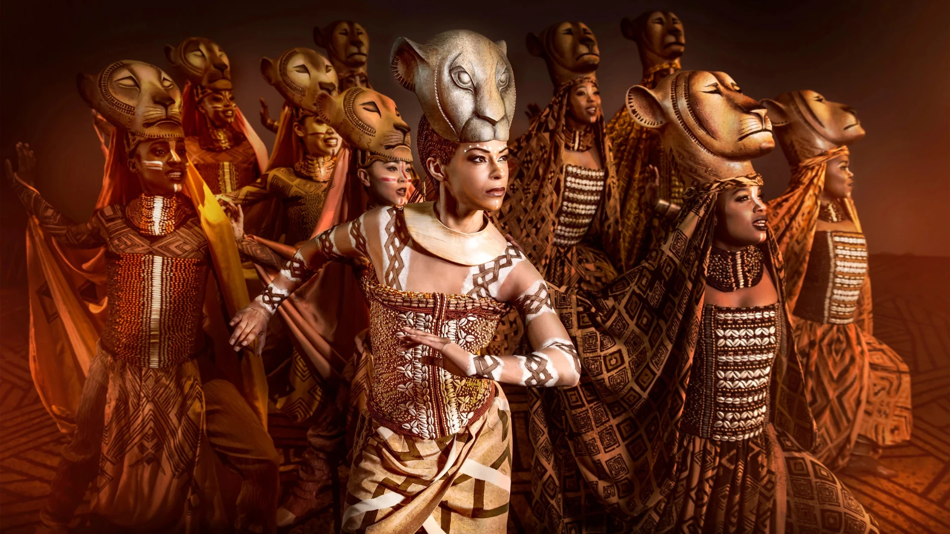 Disneys Der König der Löwen Musical in Hamburg - Szene Schattenland mit Nala im Zentrum und weiteren Löwen hinter ihr