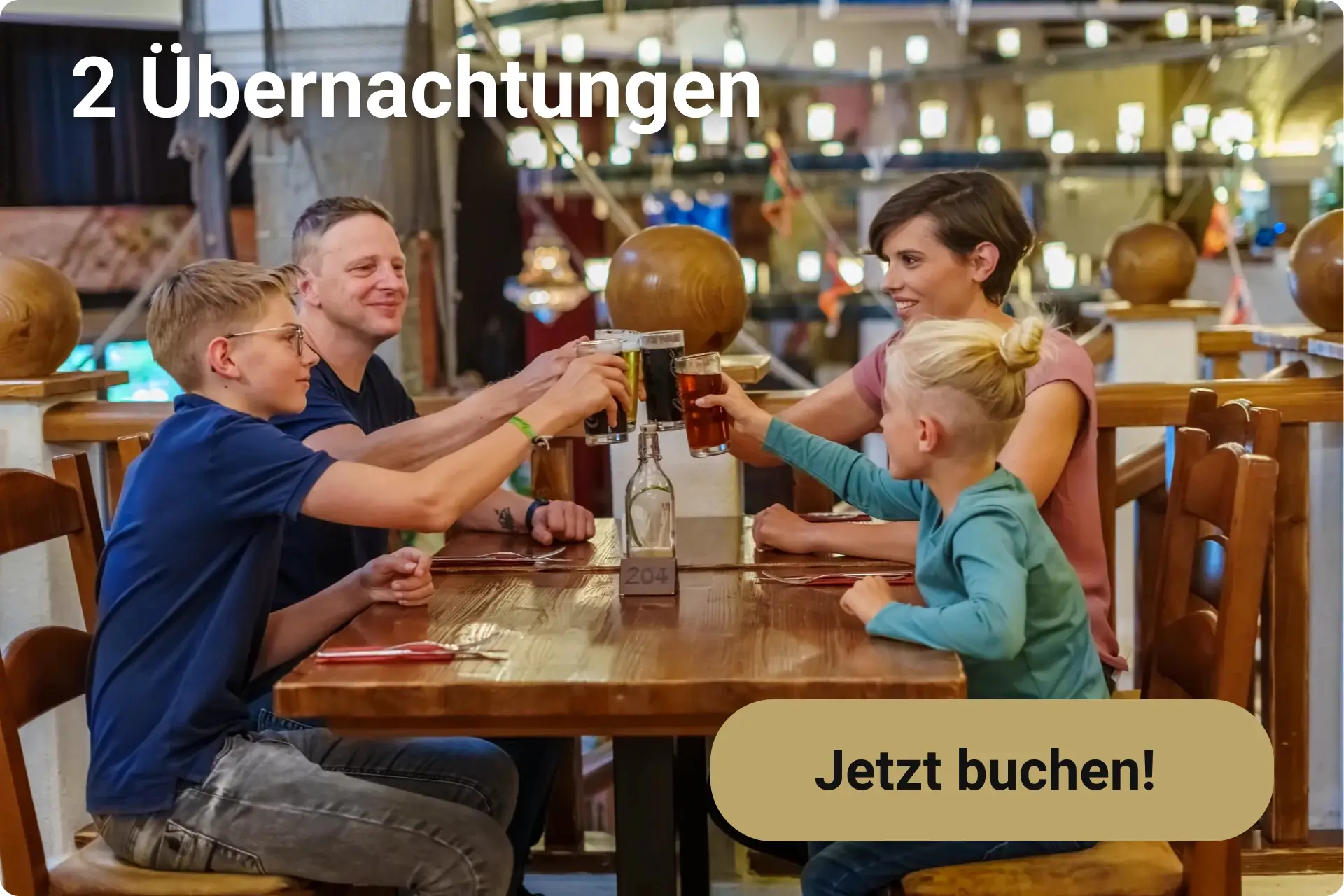 Familie im Restaurant Abenteuerhotel als Angebotskachel für 2 Übernachtungen
