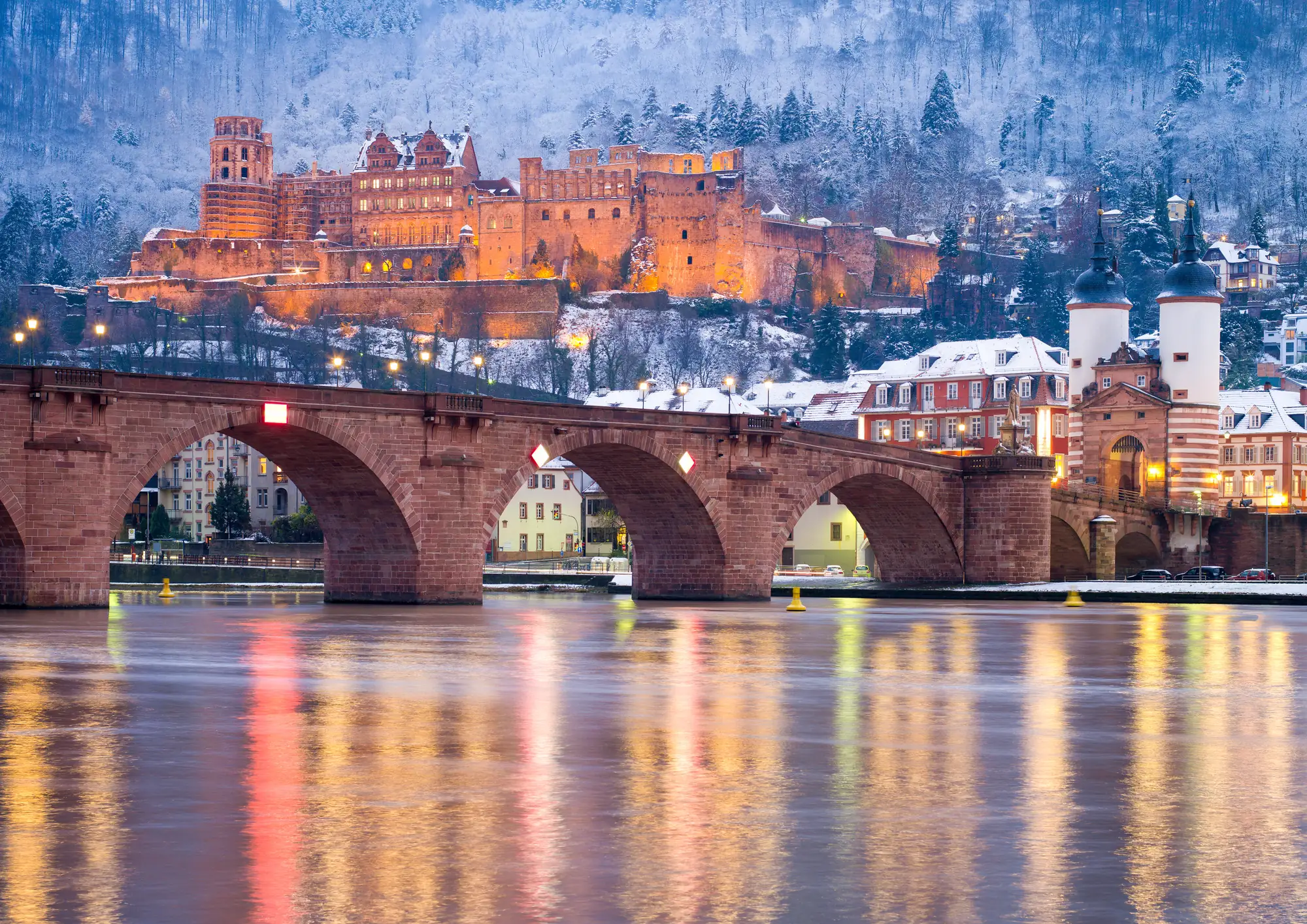 Das Schloss im Winter mit Schnee und der Alten Brücke im Vordergrund