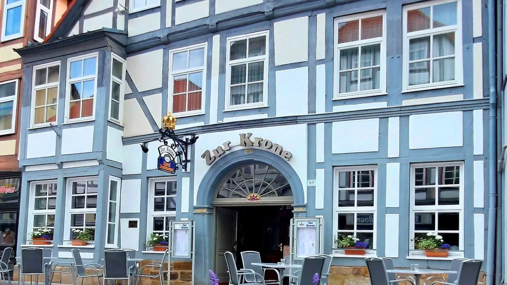 Hoteleingang mit Terrasse und Blumen