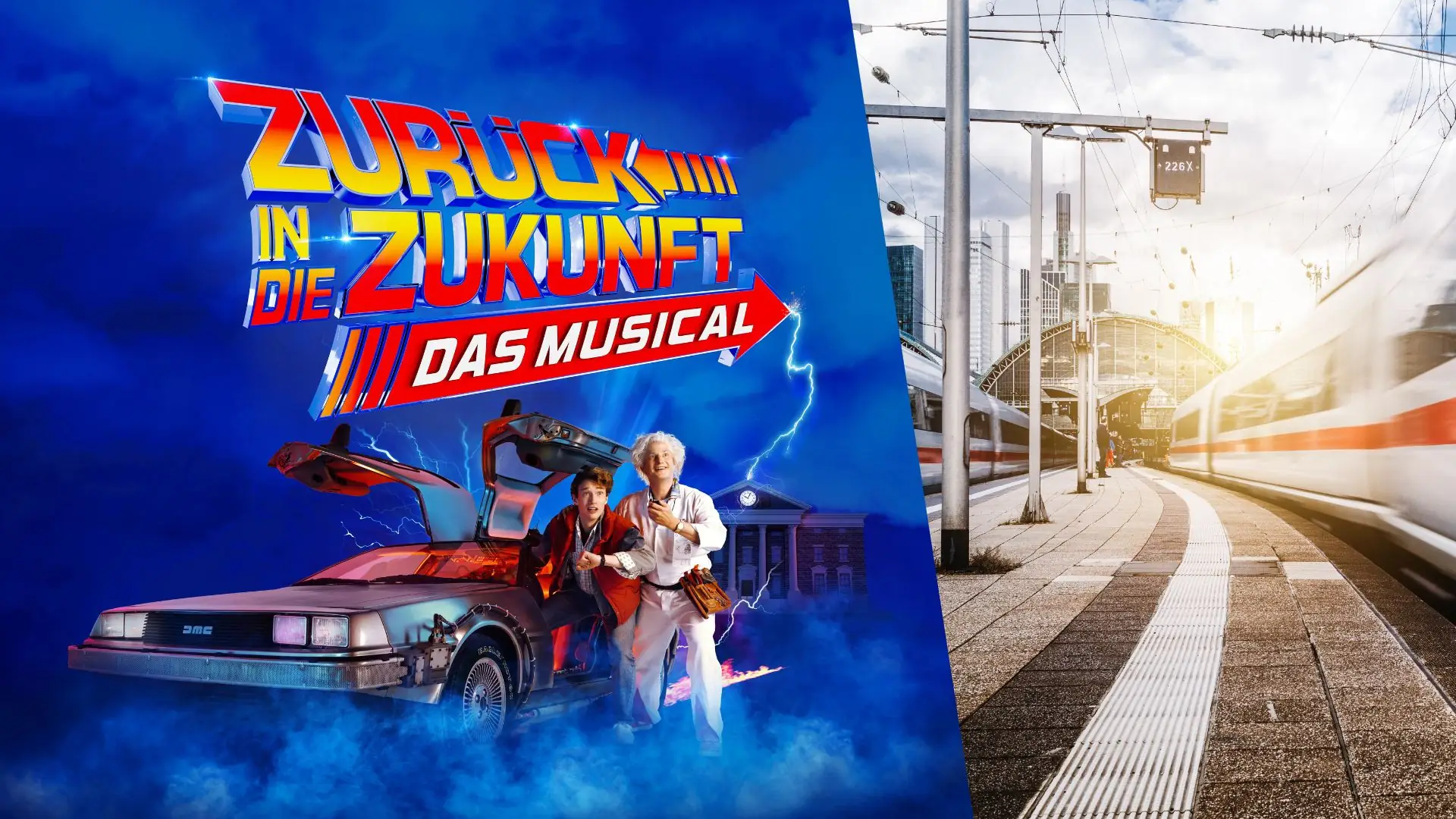 Zwei Personen in 1980er-Jahre-Kleidung neben einem DeLorean-Auto mit geöffneten Flügeltüren und mit dem Schriftzug 'ZURÜCK IN DIE ZUKUNFT DAS MUSICAL' rechts ein moderner Bahnsteig mit einem einfahrenden Zug bei Sonnenlicht.