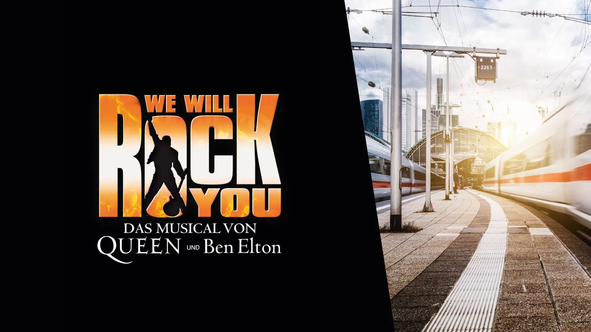 Links auf schwarzem Hintergrund das Logo des Musicals »We Will Rock You« mit einer Silhouette einer singenden Person im Schriftzug, rechts ein Bahnsteig mit einem einfahrenden Zug und moderner Architektur im Hintergrund