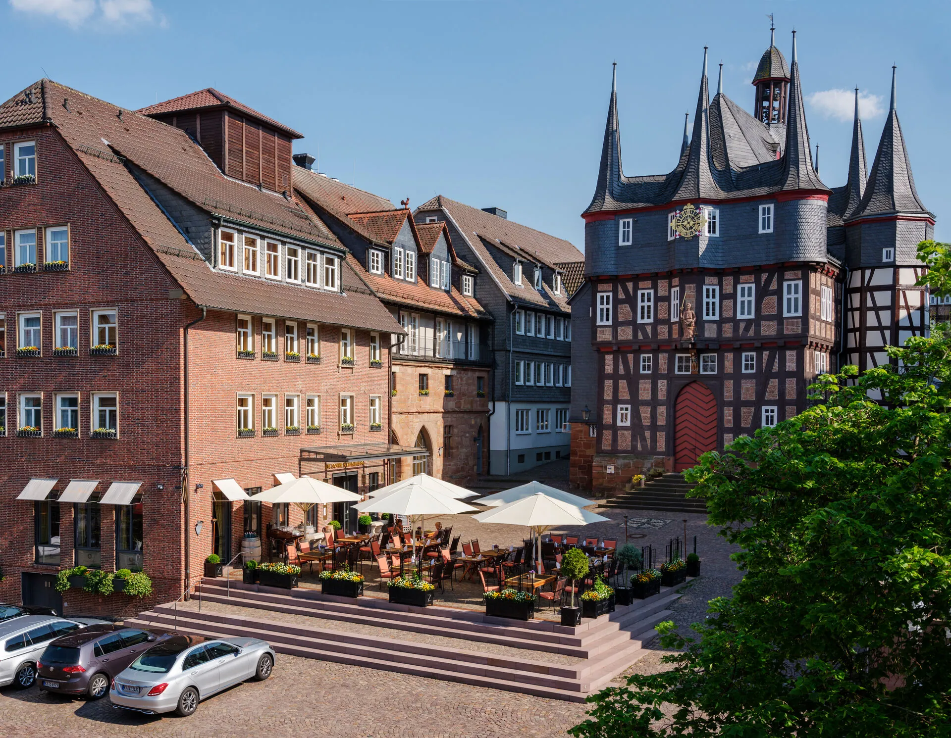 Hotel Die Sonne Frankenberg Außenansicht - Historisches Gebäude wie ein Schloss aufgebaut und Terrasse vor dem Hoteleingang