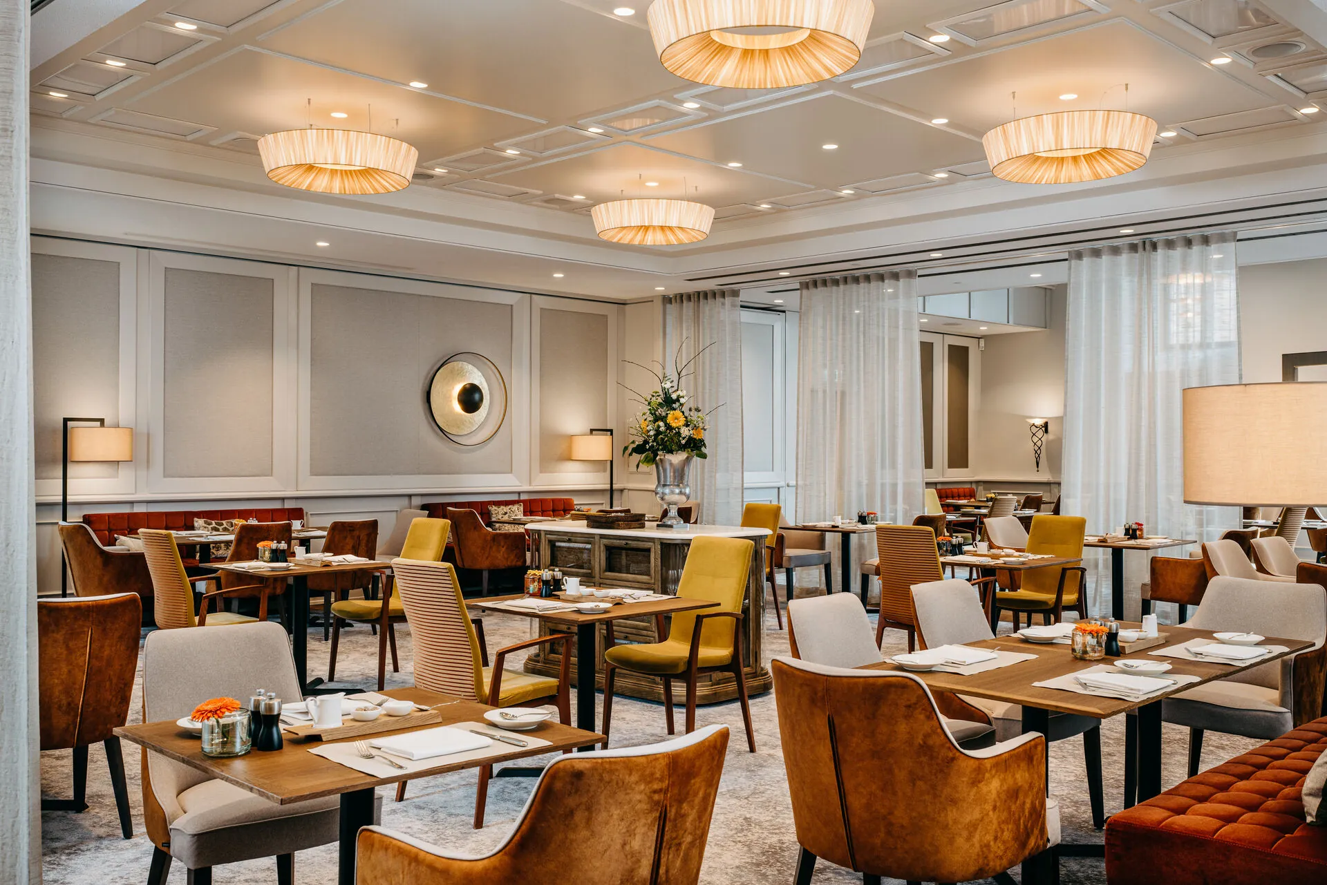 Hotel Die Sonne Frankenberg Frühstücksraum - helldurchfluteter Raum in beigen Farben mit vielen Sitzmöglichkeiten zum Frühstücken