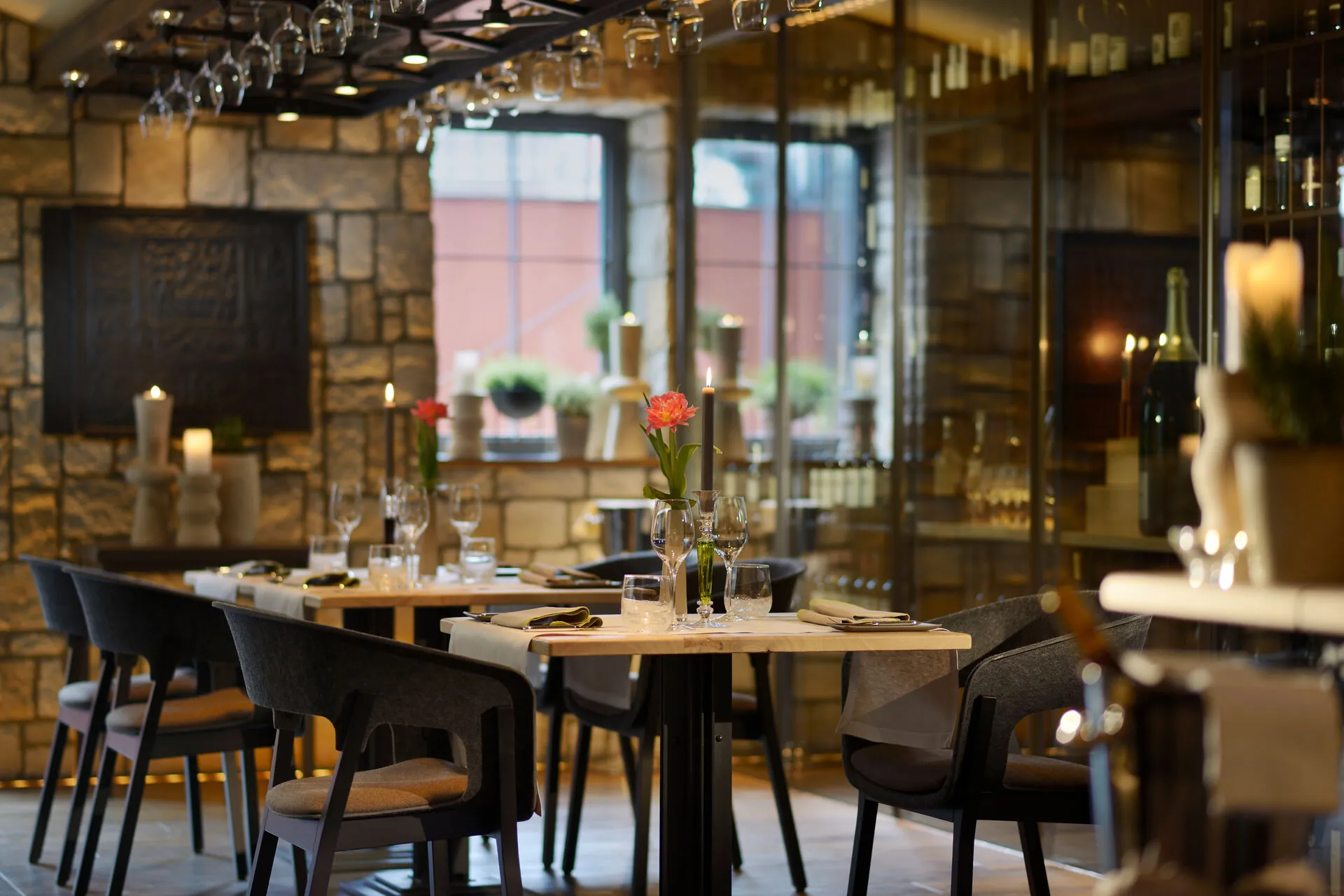 Hotel Die Sonne Frankenberg Gourmetrestaurant - elegante Tische und Stühle in stilvoller Atmosphäre, Sekt- und Weingläser hängen von der Decke