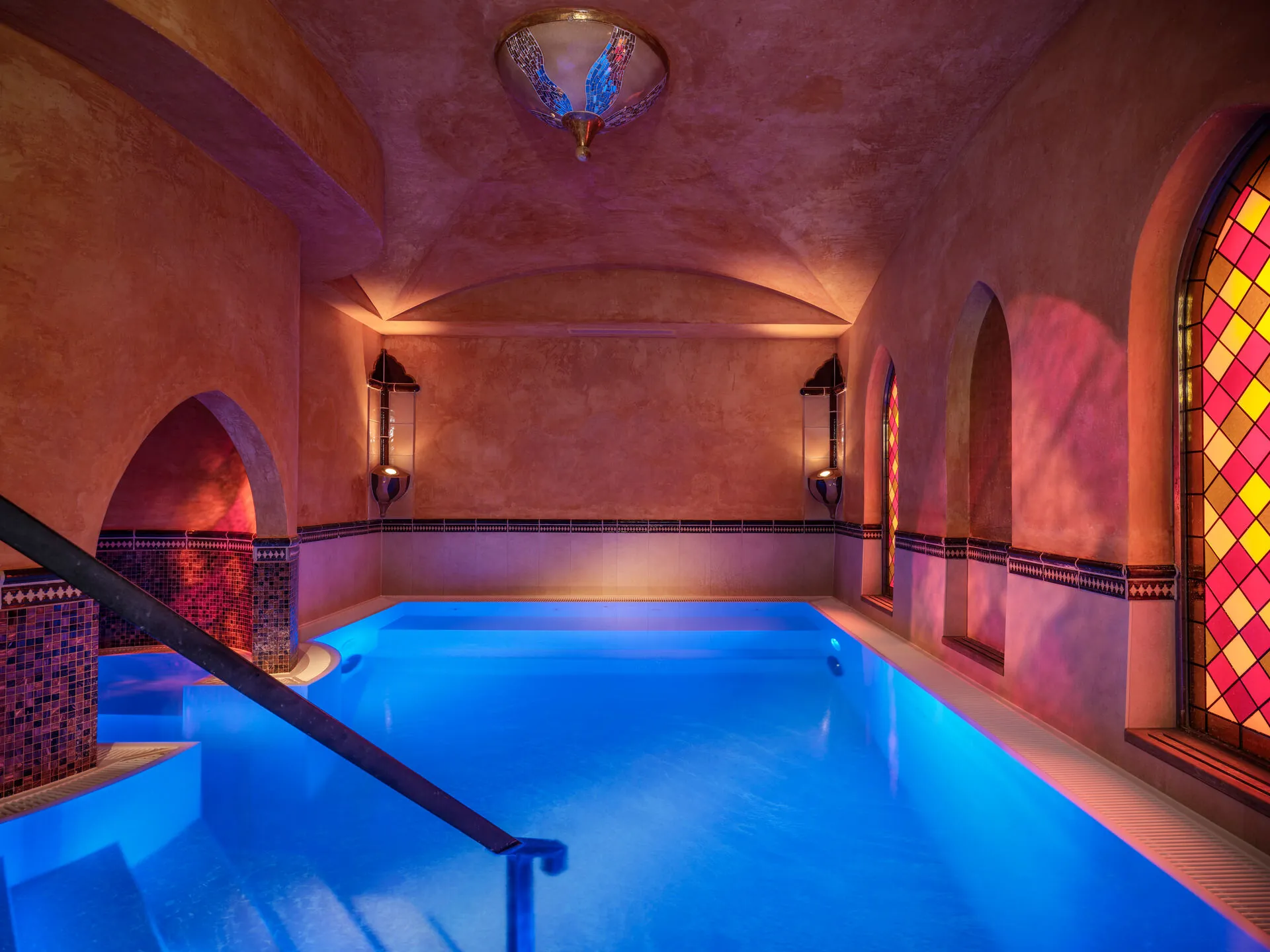 Hotel Die Sonne Frankenberg Spa Solebad - Wasser in leuchtendes Blau, Räumlichkeit in romantischen Farben