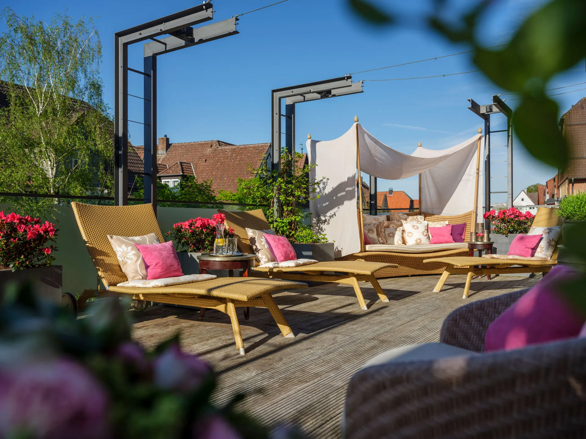 Hotel Die Sonne Frankenberg Spa Terrasse - gemütliche Liegestühle und Sitzmöglichkeiten mit Kissen mit Pflanzen im Freien