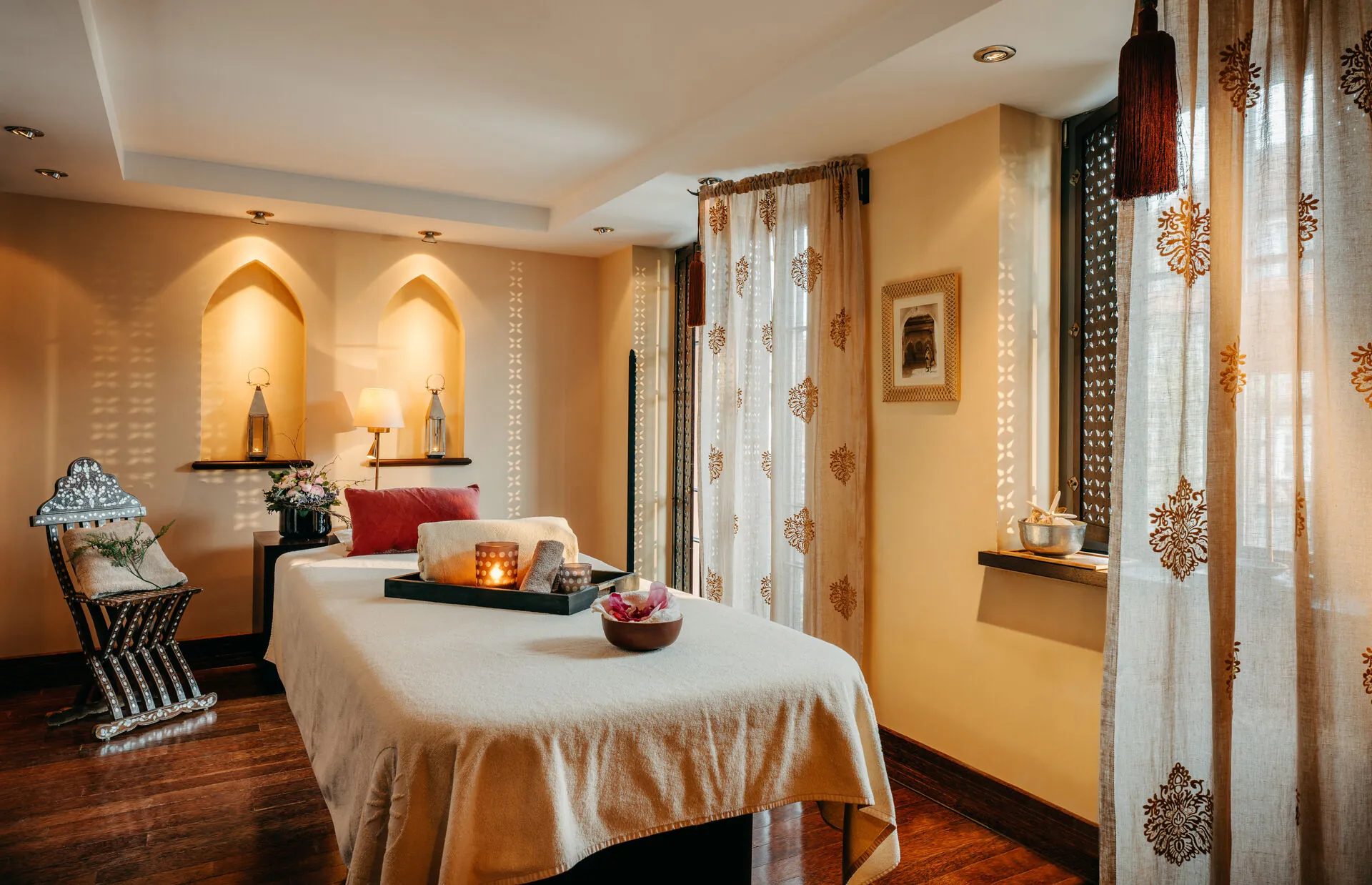 Hotel Die Sonne Frankenberg Spa - Massagebereich in sonnigen Farben. Kissen, Tücher, Kräuter bereit gestellt