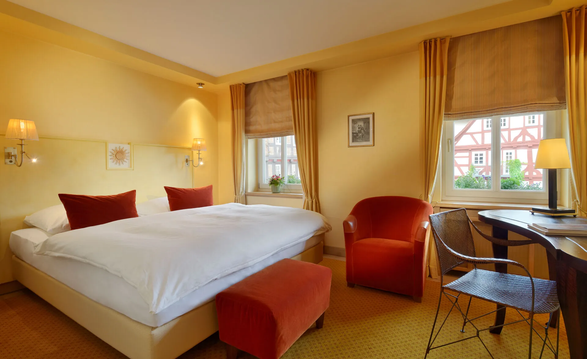 Hotel Die Sonne Frankenberg Zimmer - freundliches Doppelbettzimmer in sonnigen, warmen Farben