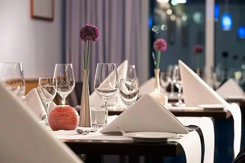 Wyndham Hotel Hansedom Stralsund Das-Restaurant mit wunderschönem Blick zu den Fenstern