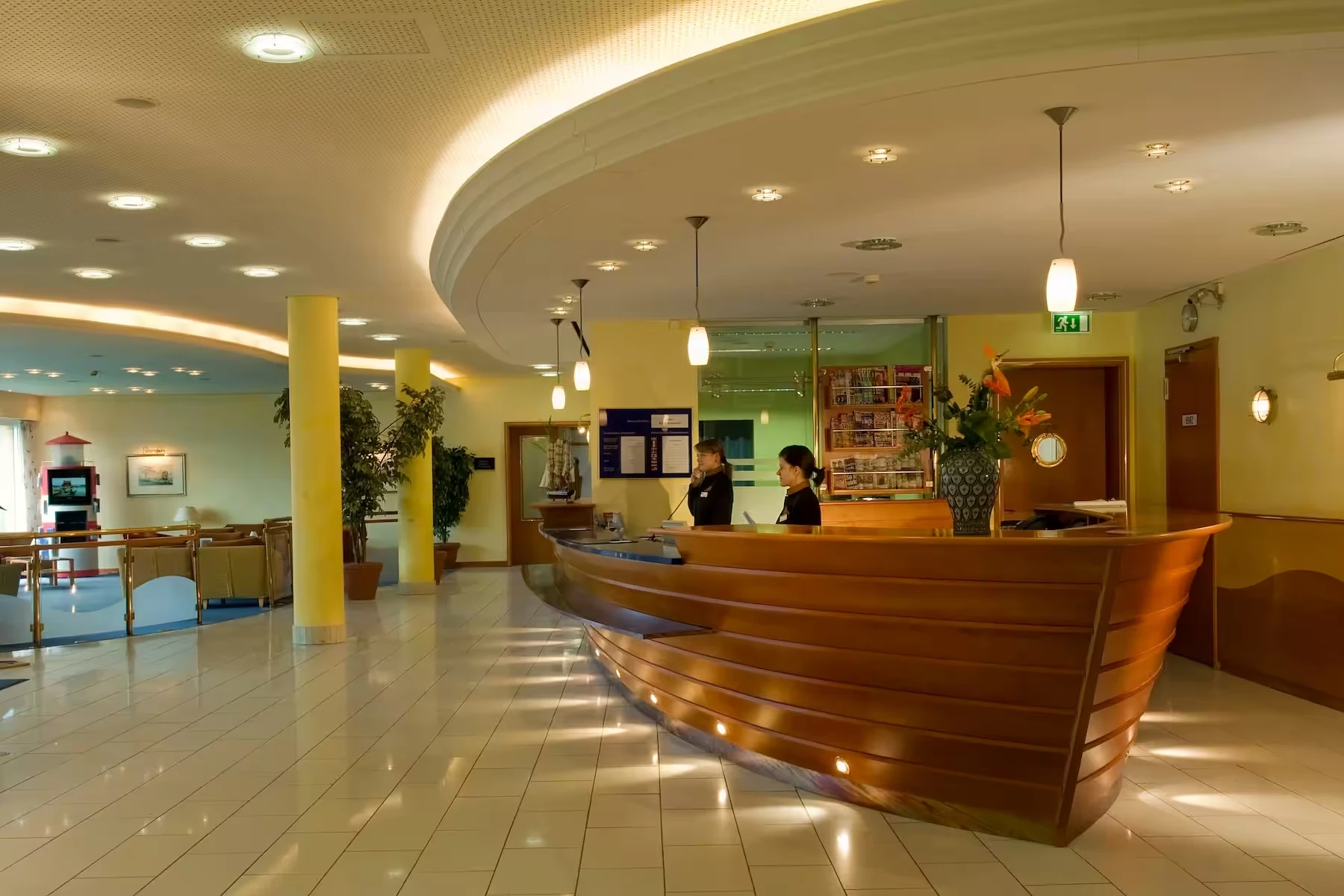 Wyndham Hotel Hansedom Stralsund freundlicher Empfangsbereich mit freundlichem Personal