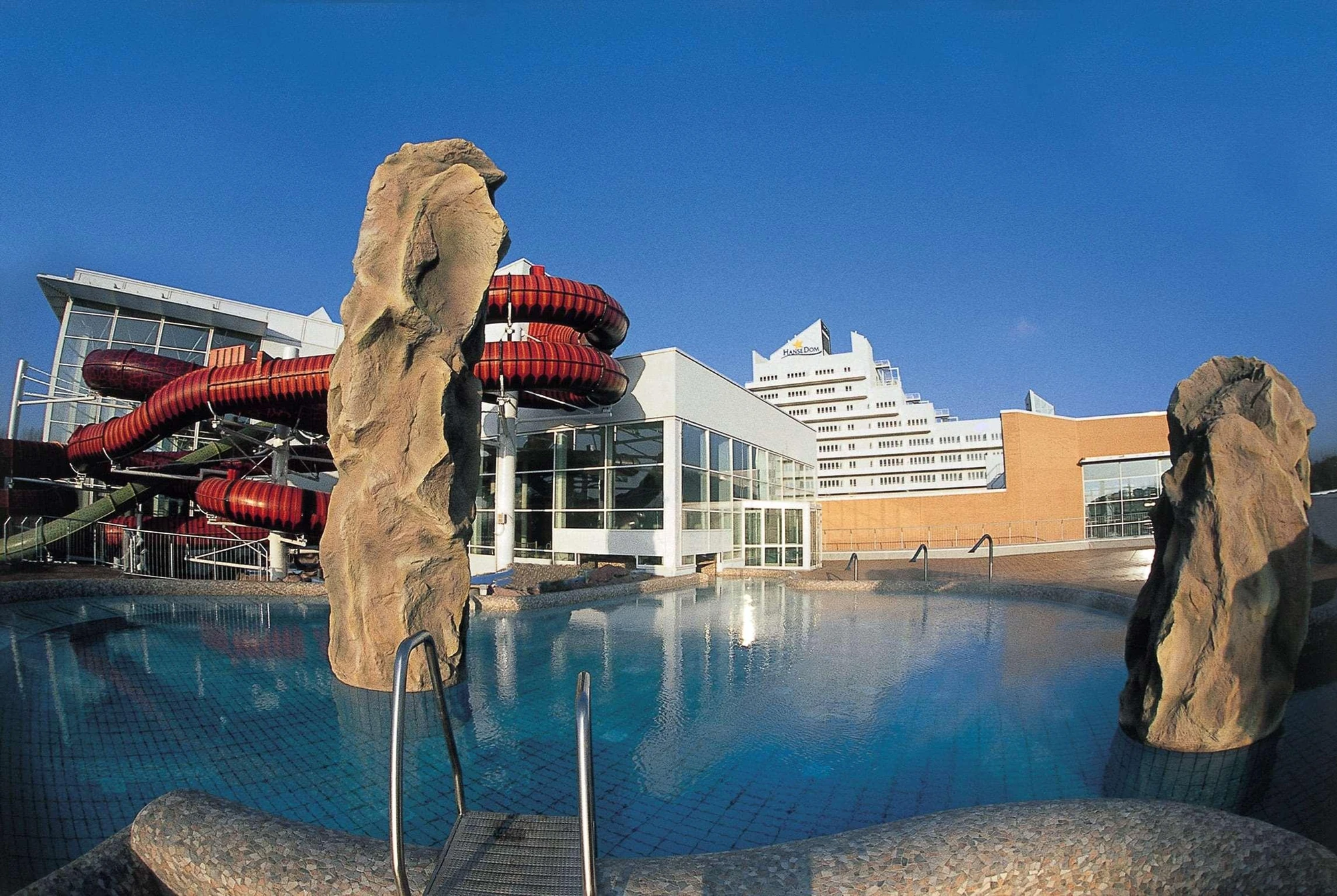 Wyndham Hotel Hansedom Stralsund wunderschöner Außenanblick des Gebäudes mit Pool.