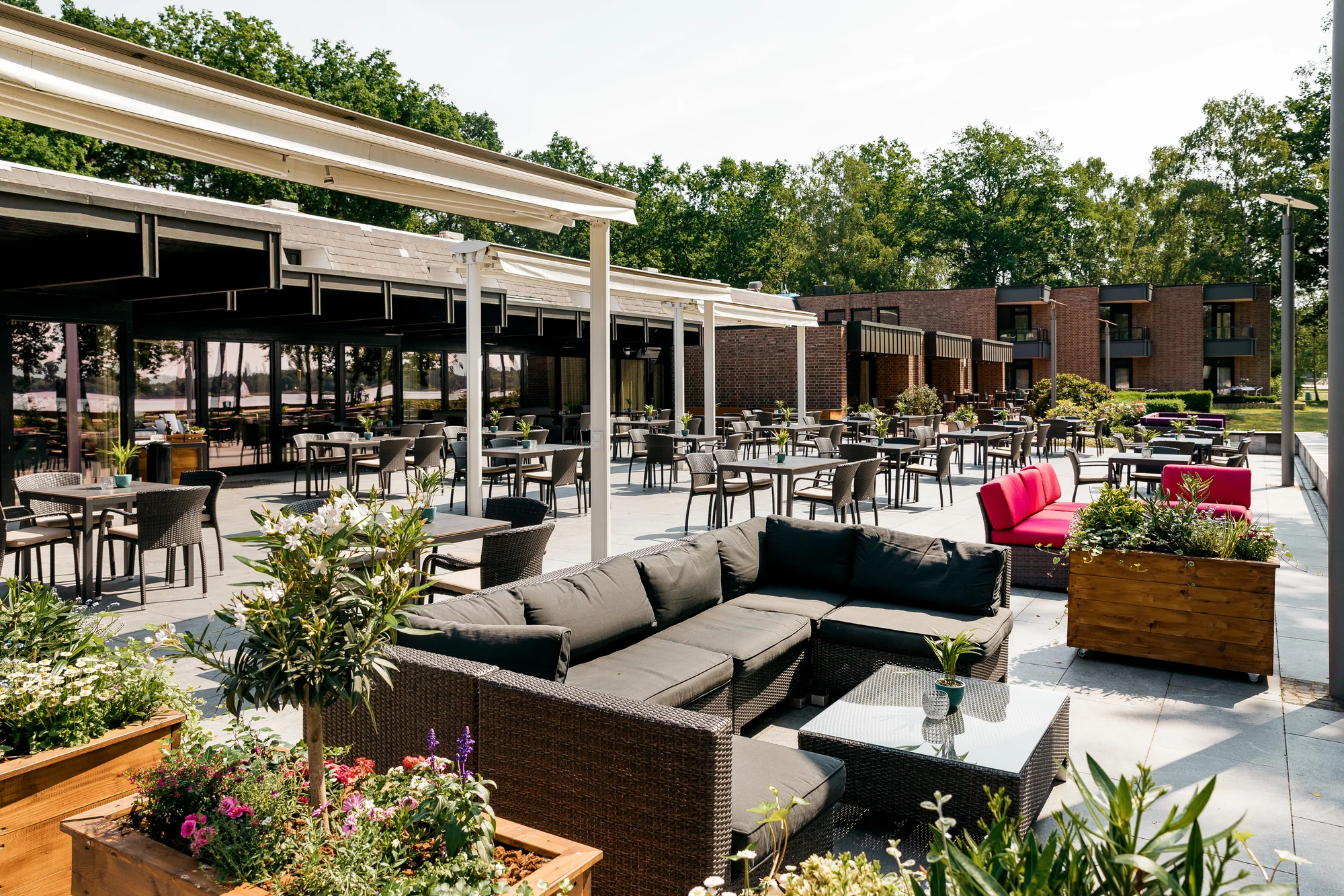Seeterrasse mit Blick auf das Seehotel