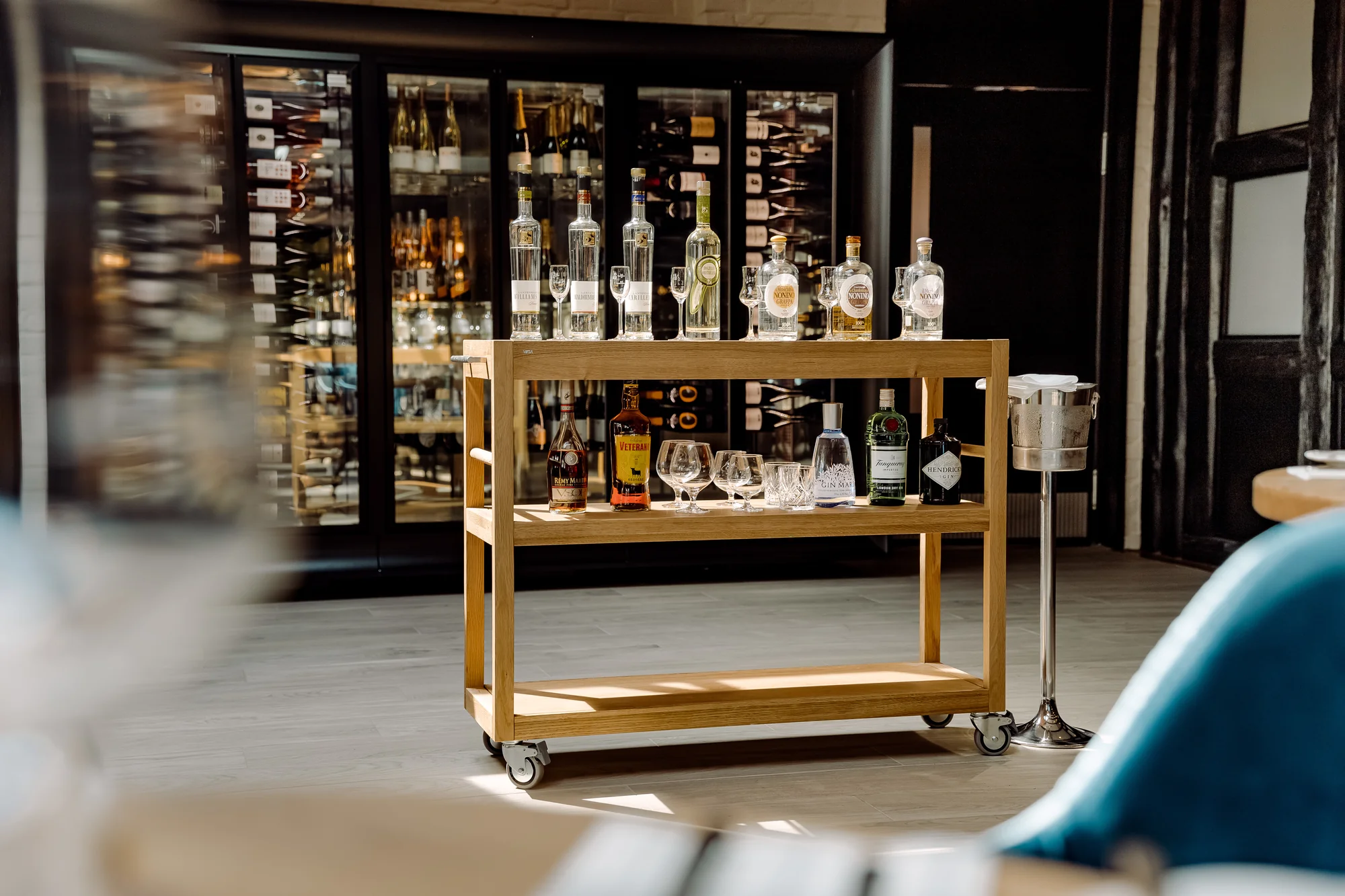 Wein und Alkoholische Getränke im Vordergrund