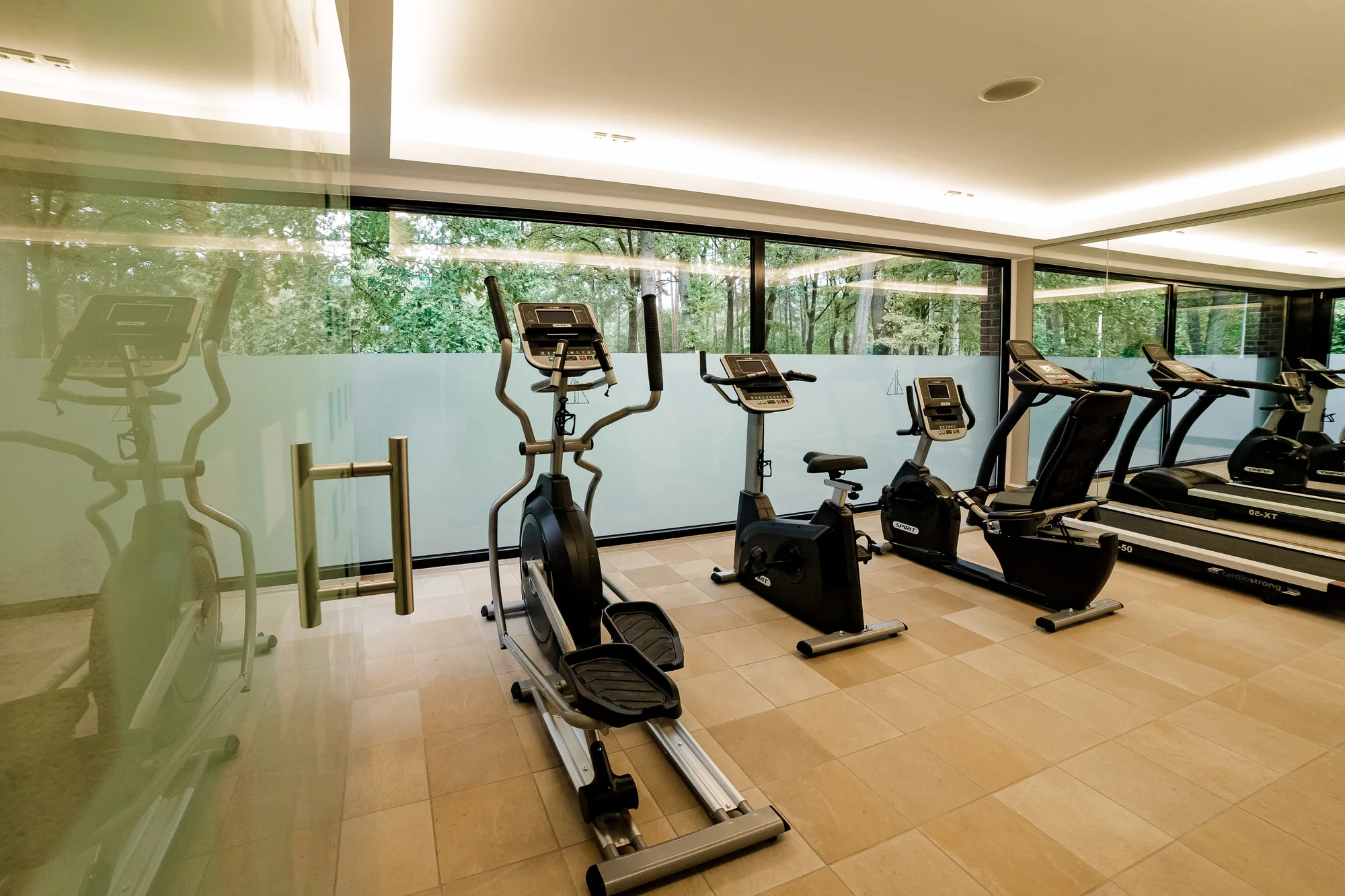 Trainingsgeräte im Fitnessraum