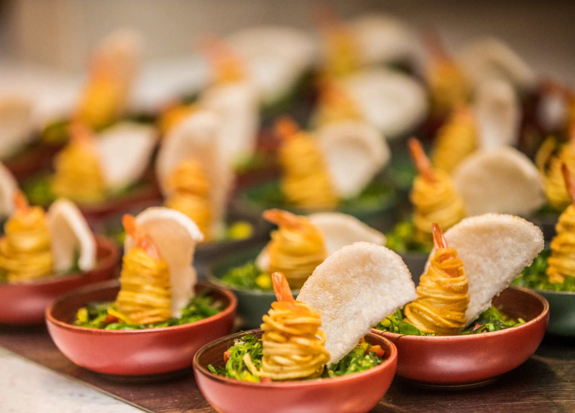 Elegante Vorspeisen in Schalen mit Garnelen und Gemüse