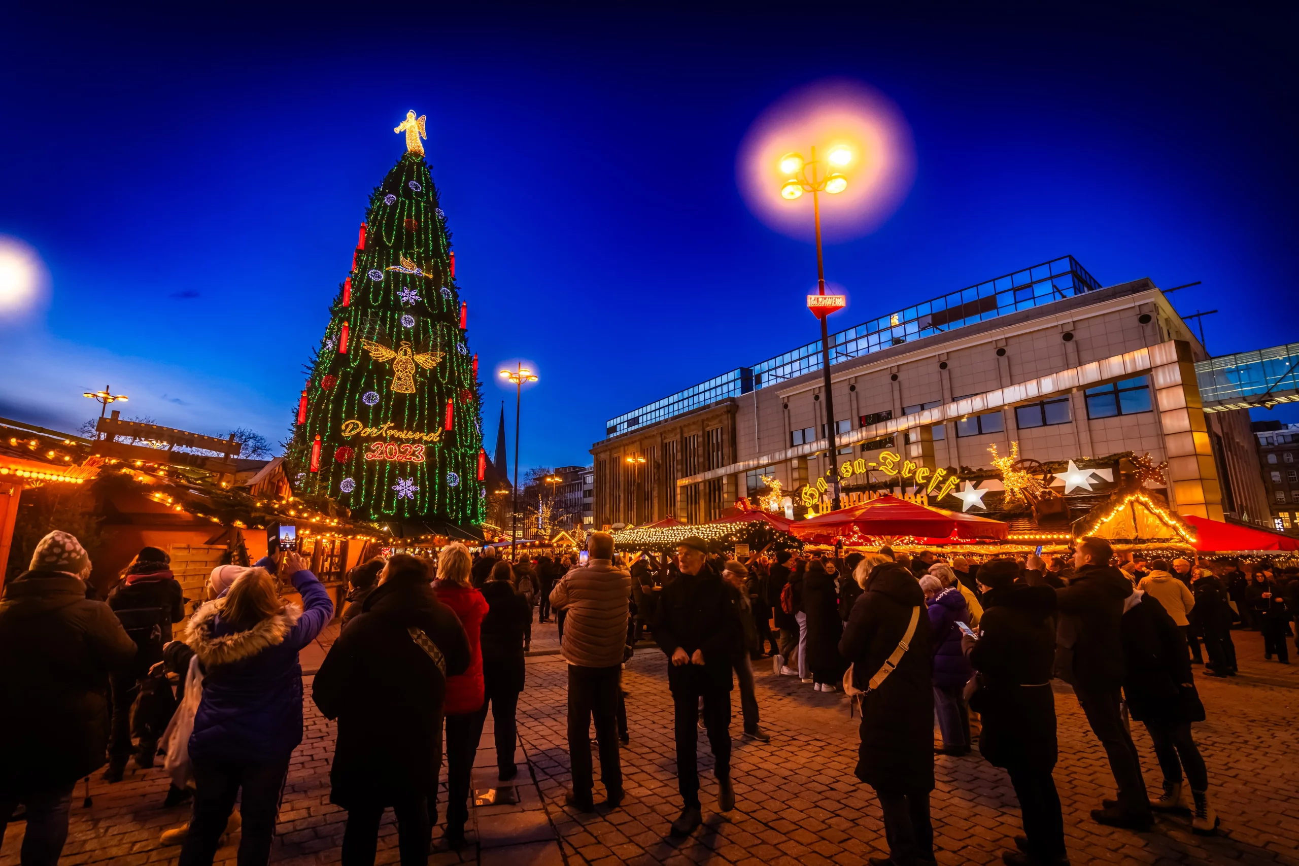 Hansaplatz mit großem Weihnachtsbaum Weihnachtsstadt Dortmund