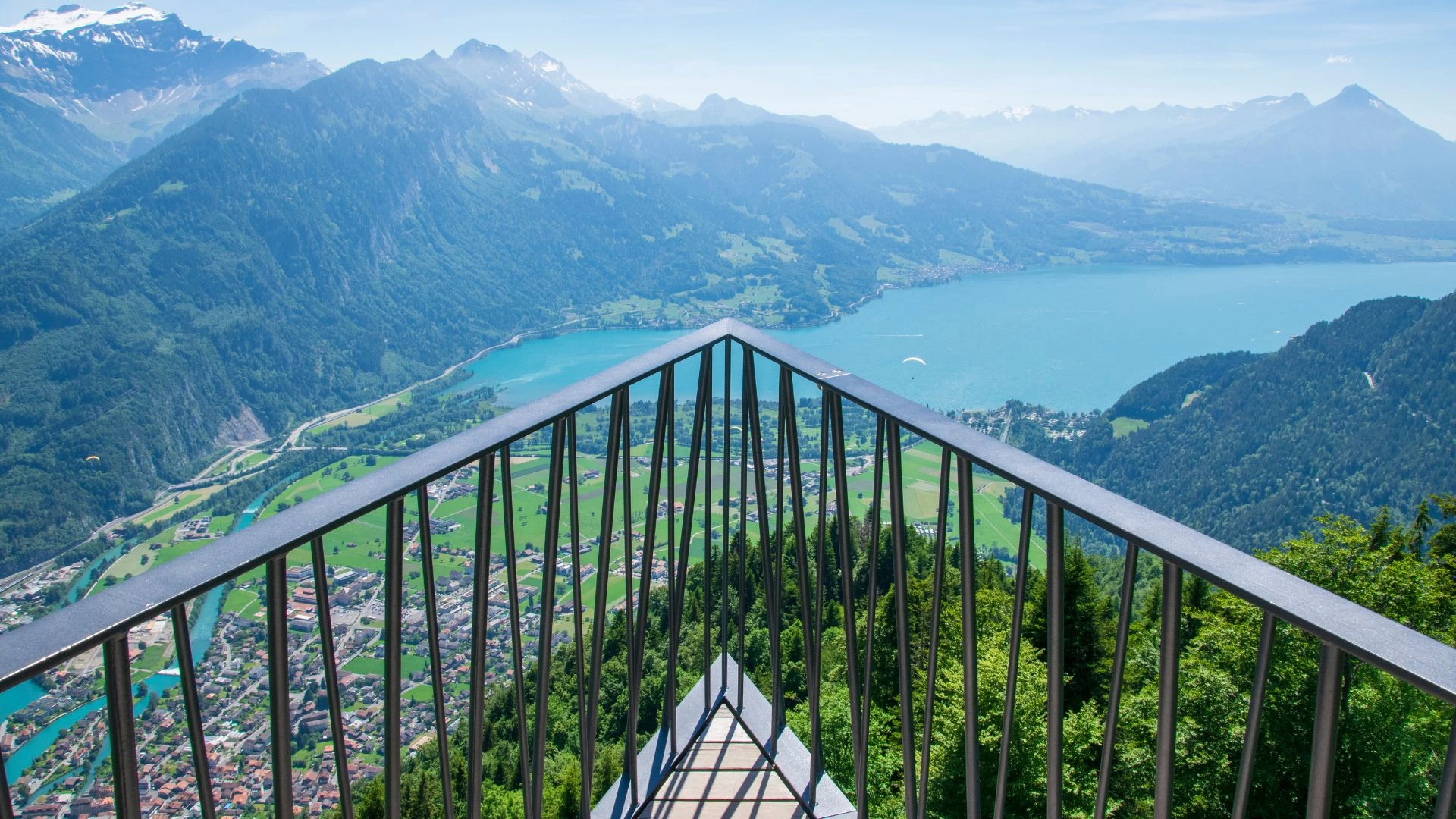 Blick von der Aussichtsplattform Harder Kulm auf Interlaken, den Thunersee und umliegende Berge.