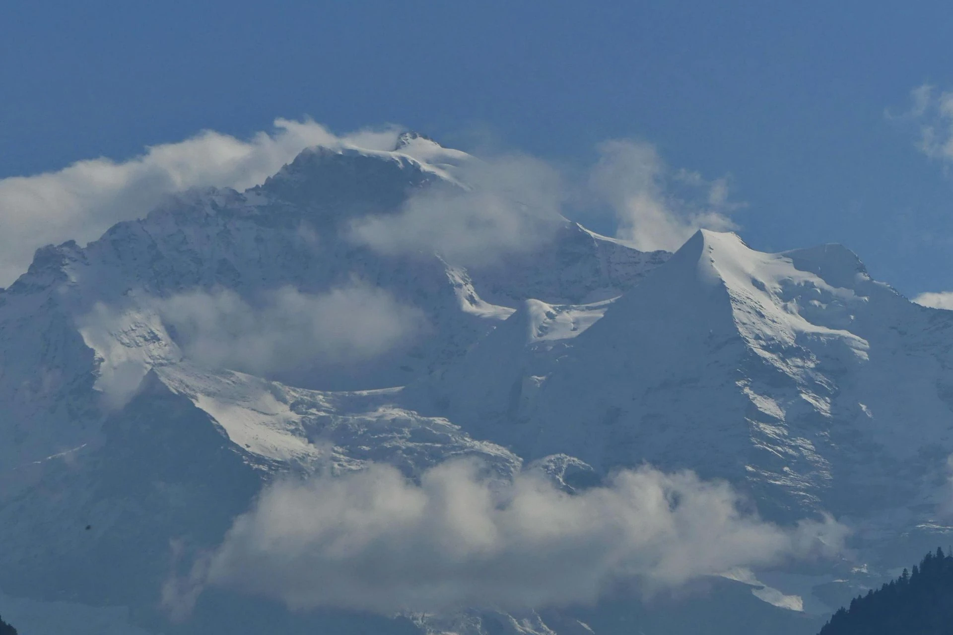Interlaken in der Schweiz, mit Schnee bedeckter Berggipfel