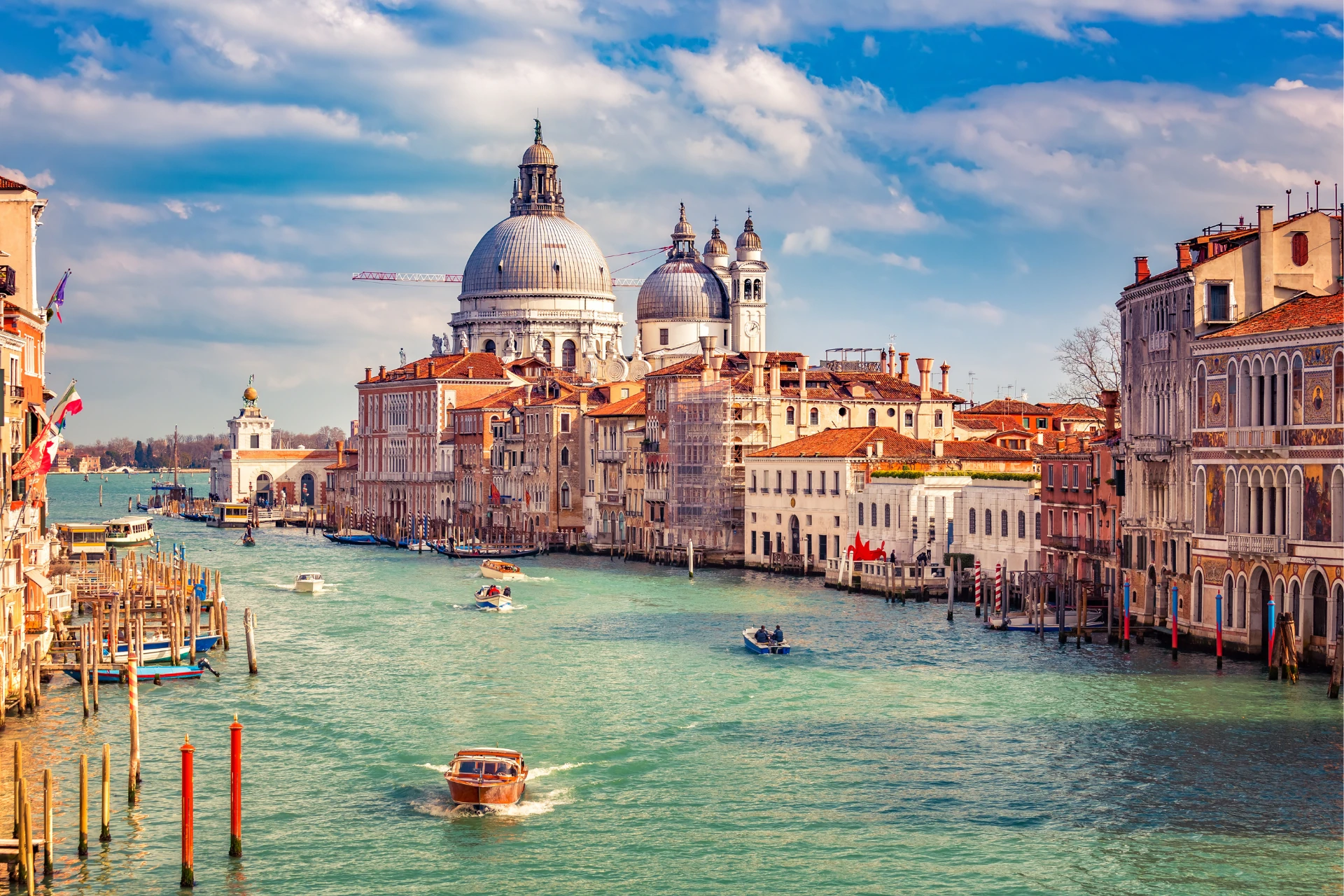 Venedig mit Kanal und Gondel und Booten von Brücke aus aufs Wasser Fotografiert