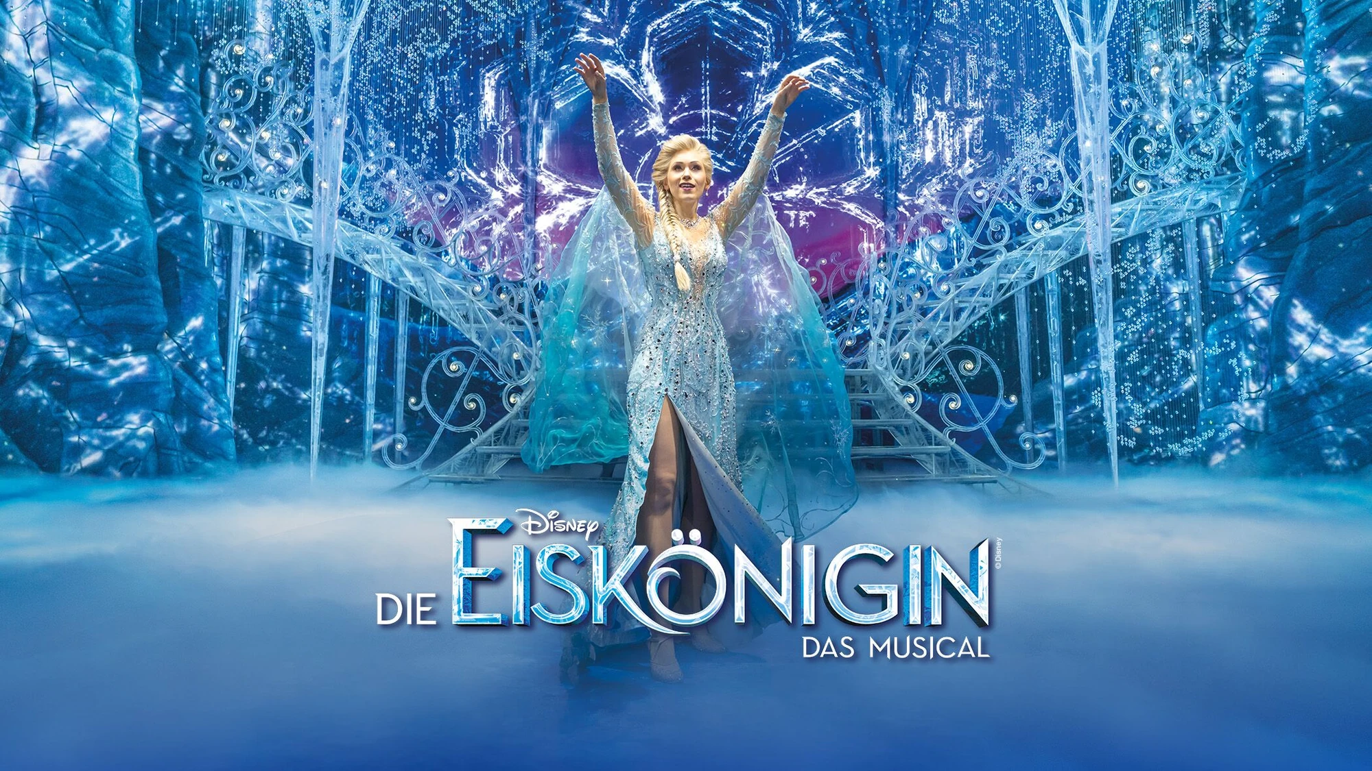 Disney Die EIskönigin Szenenbild; Elsa hebt die Arme hoch, Schriftzug vom Logo unten