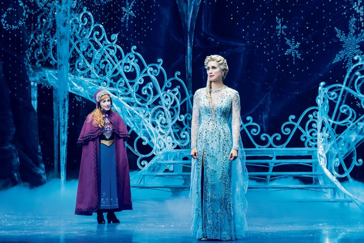 Disney Die EIskönigin Szenenbild; Elsa und Anna im Eisschloss