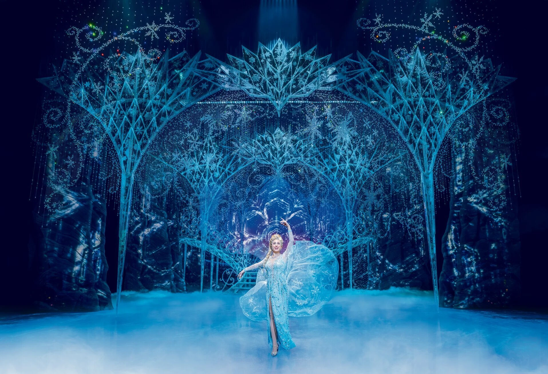 Disney Die EIskönigin Szenenbild; Elsa im kristallblauen Kleid in einer frostigen Schlossumgebung