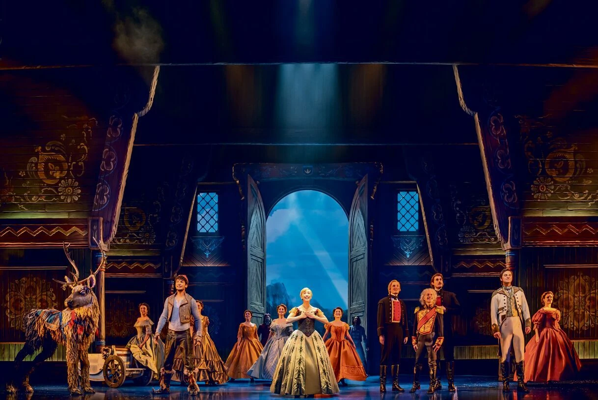 Disney Die EIskönigin Szenenbild; Menschen in einem Thronsaal