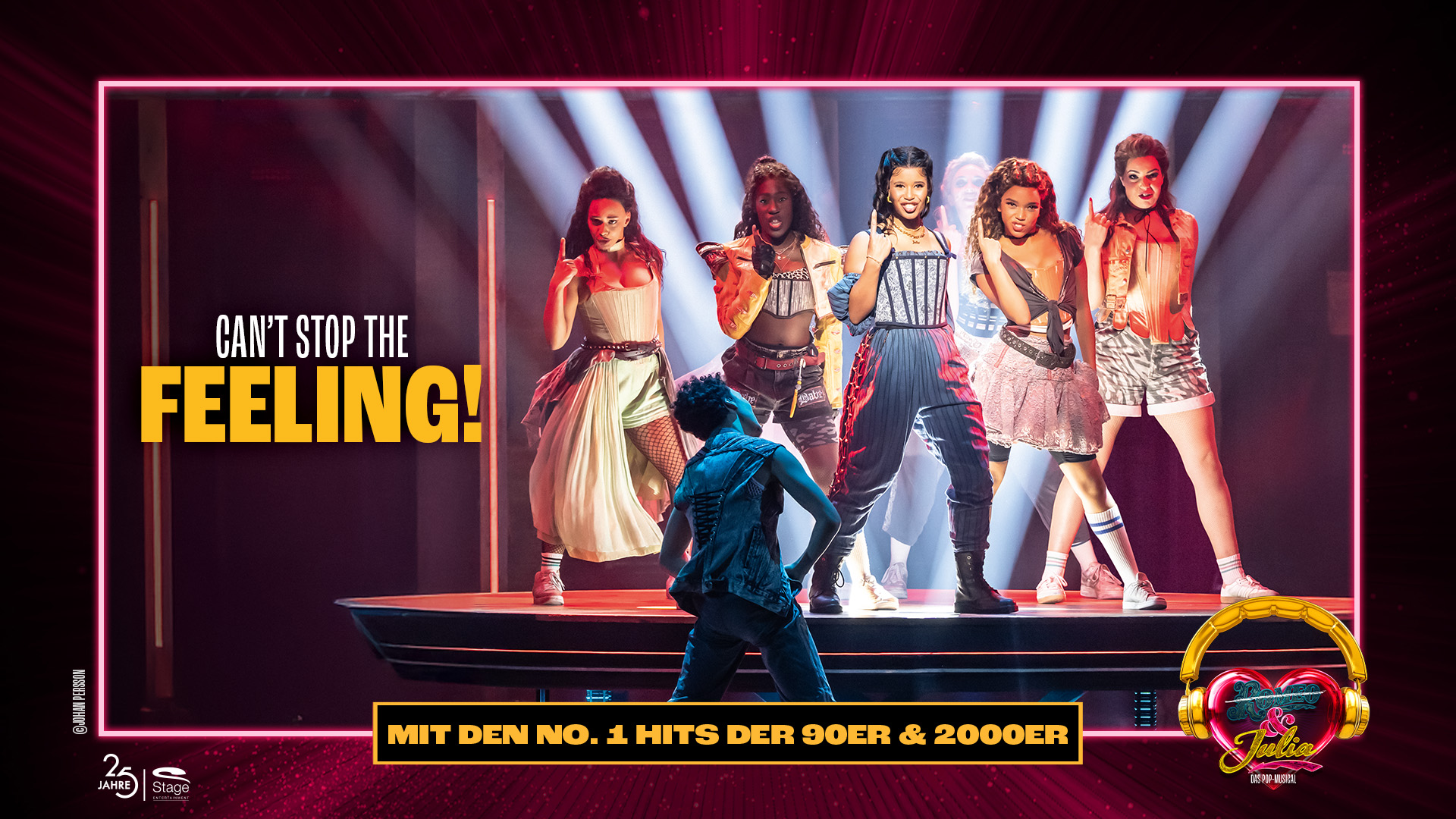 Eine dynamische Bühnenshow mit fünf Tänzerinnen und Tänzern in farbenfrohen Outfits und dem fett gedruckten Text „CAN'T STOP THE FEELING!“