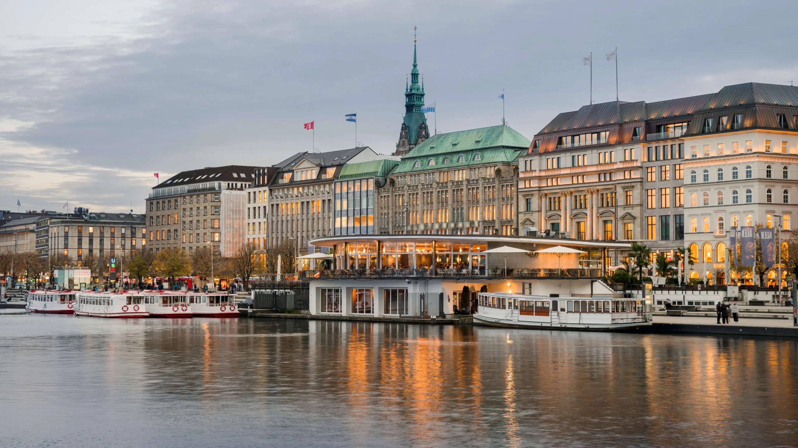 Der Jungfernstieg in Hamburg mit Schiffen.