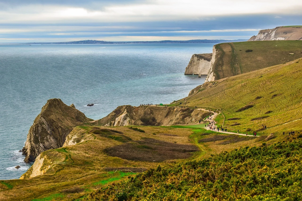 Blick auf das ruhige Meer und die umliegenden Klippen.
