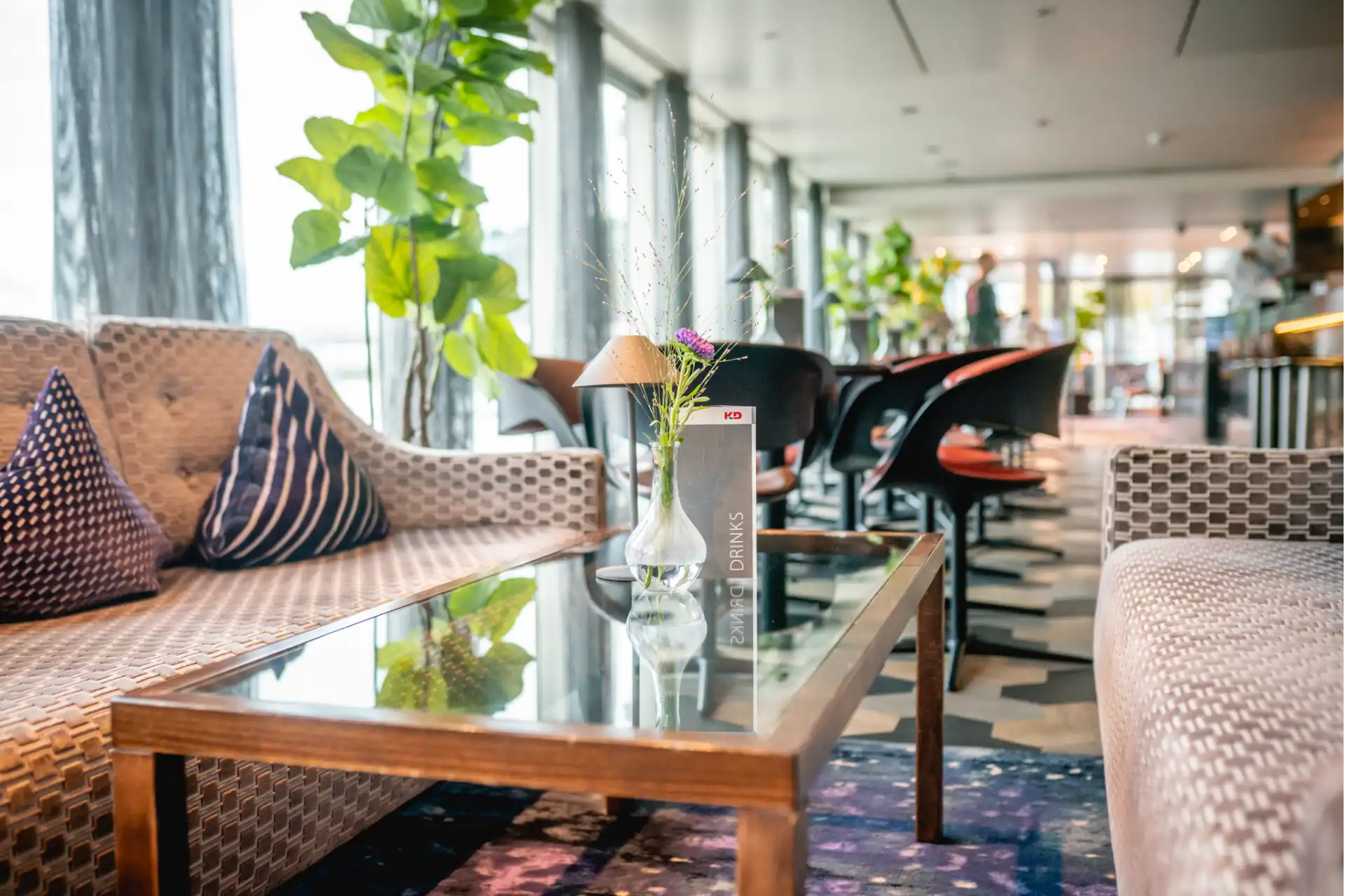 Heller und einladender Salon auf dem Flusskreuzfahrtschiff KD Moment mit großzügigen Sitzgelegenheiten und moderner Ausstattung für entspannte Stunden an Bord.