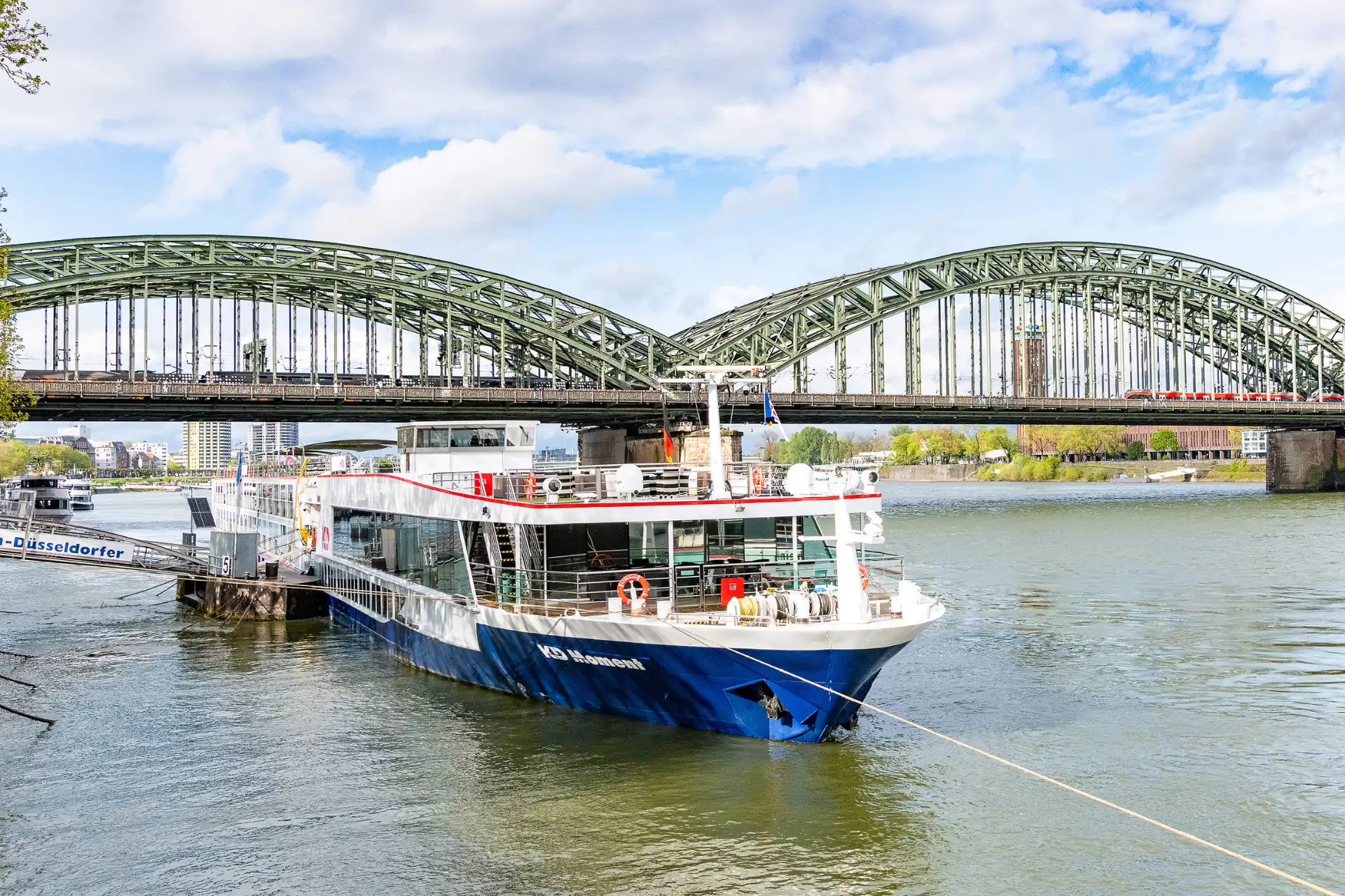 Das luxuriöse Flusskreuzfahrtschiff KD Moment auf dem Wasser, mit elegantem Design und großzügigen Außendecks für ein einzigartiges Reiseerlebnis.