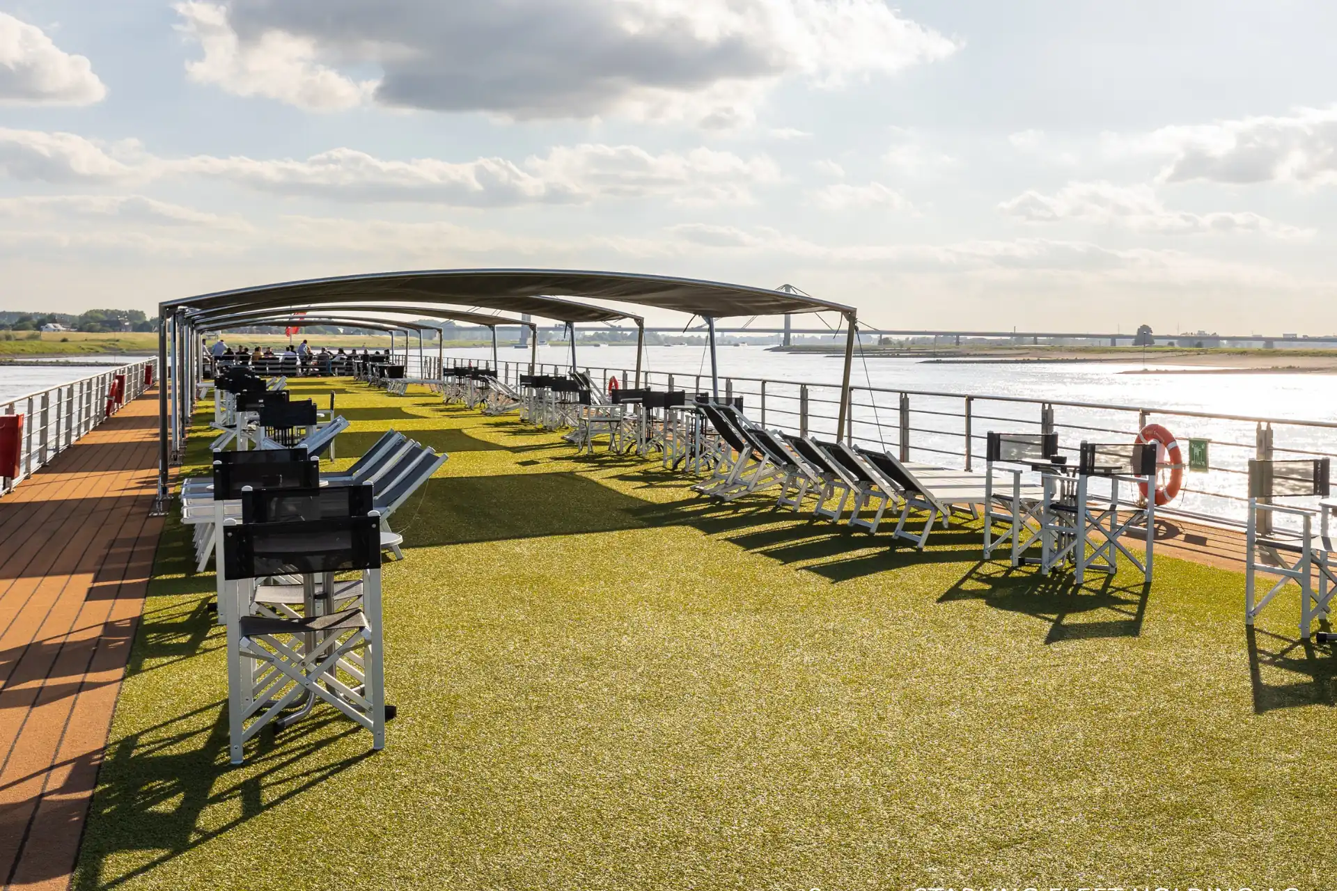 Geräumiges Sonnendeck der KD Moment mit bequemen Liegestühlen, einer entspannten Atmosphäre und einem herrlichen Blick auf die vorbeiziehende Landschaft.