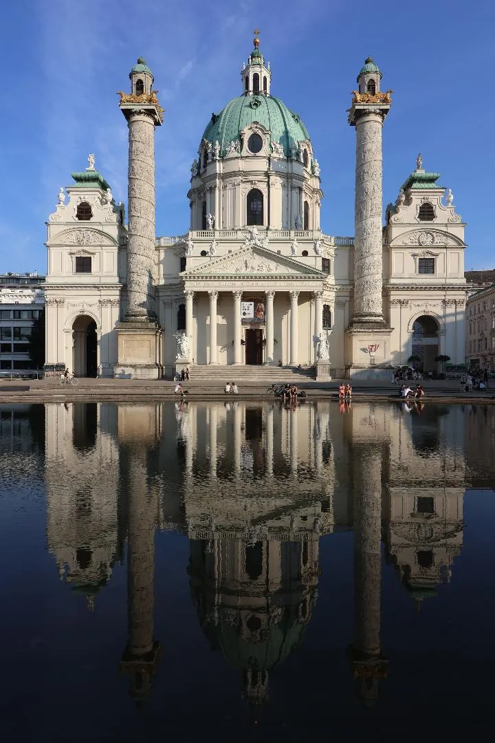 Wien - Blick auf die Karlskirche und dem Wasser
