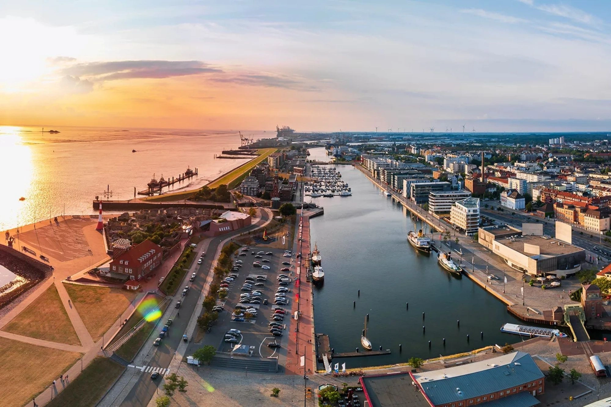 Hafenbecken aus Vogelperspektive bei Sonnenuntergang in Bremerhaven