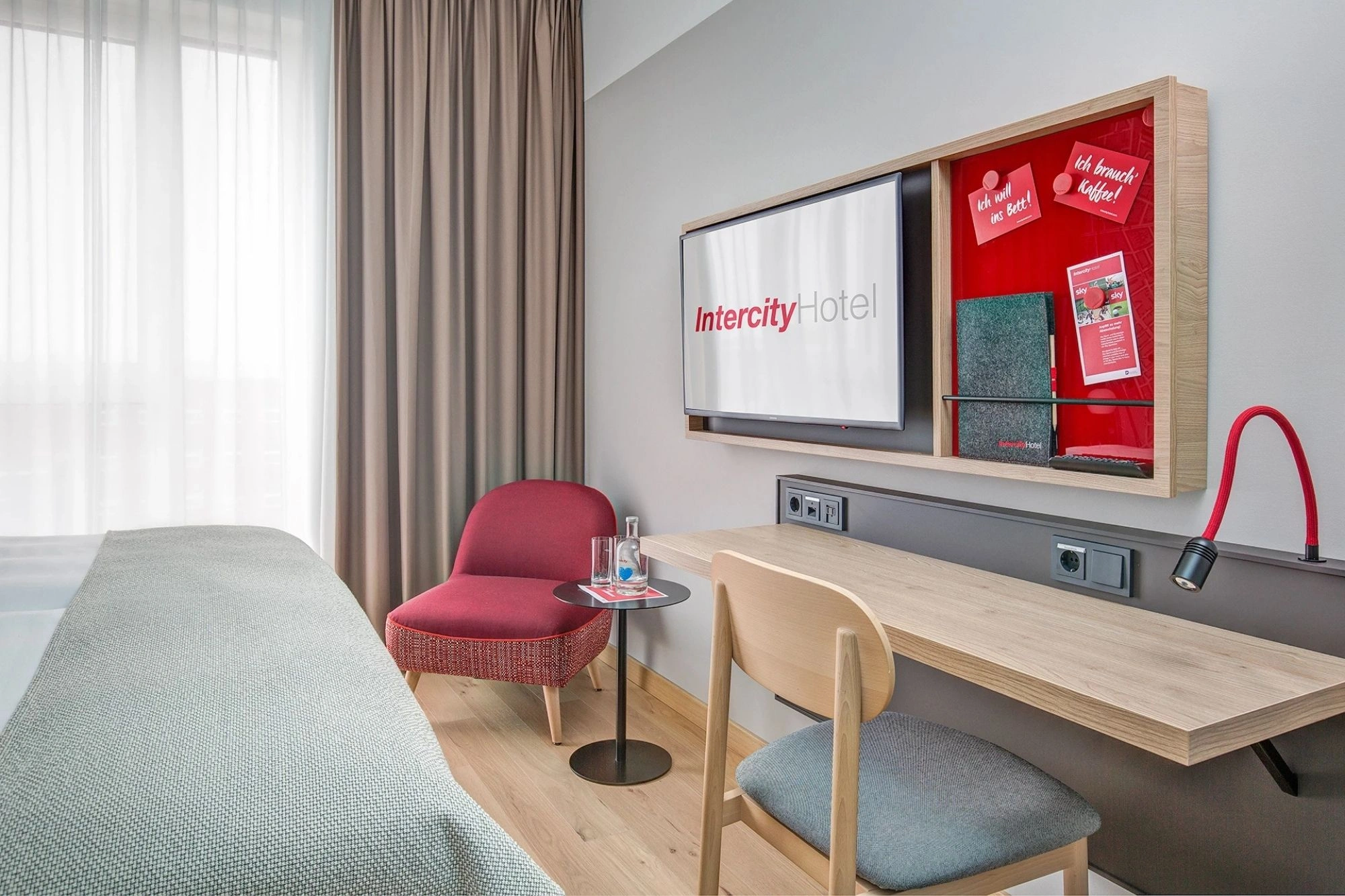 Beispielzimmer im IntercityHotel Frankfurt Hauptbahnhof Süd mit Fernseher und Schreibtisch