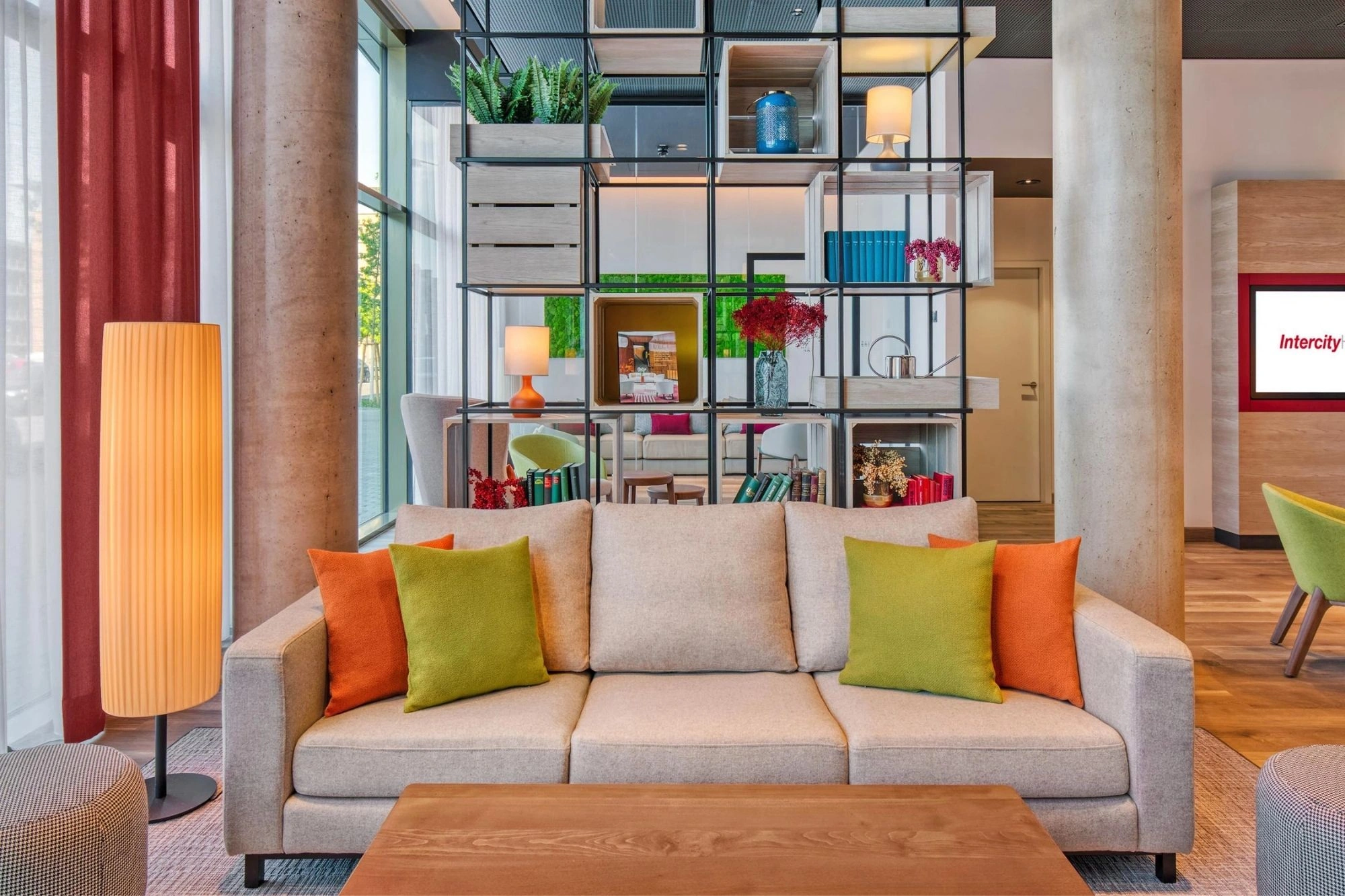 bunte freundliche Lobby im IntercityHotel Saarbrücken