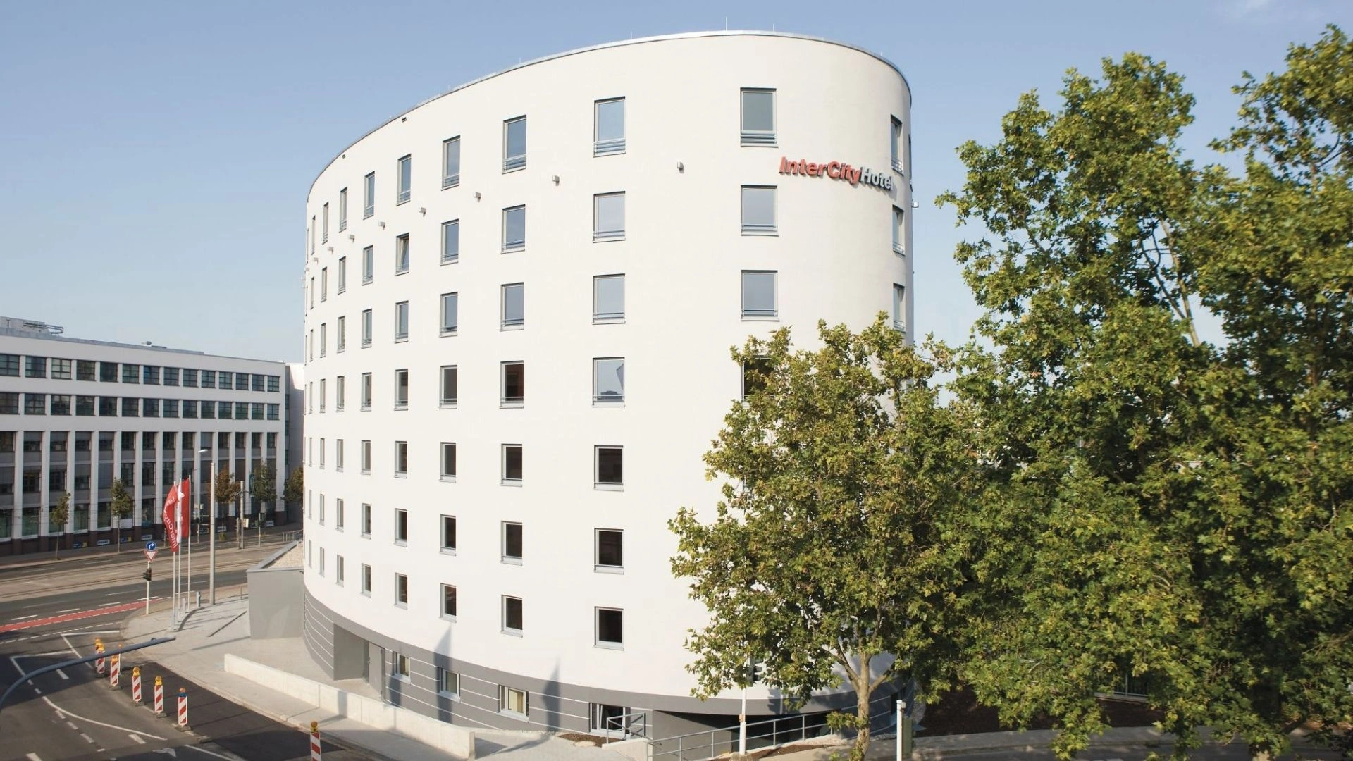 Moderne Architektur des InterCity Hotels in städtischer Umgebung.