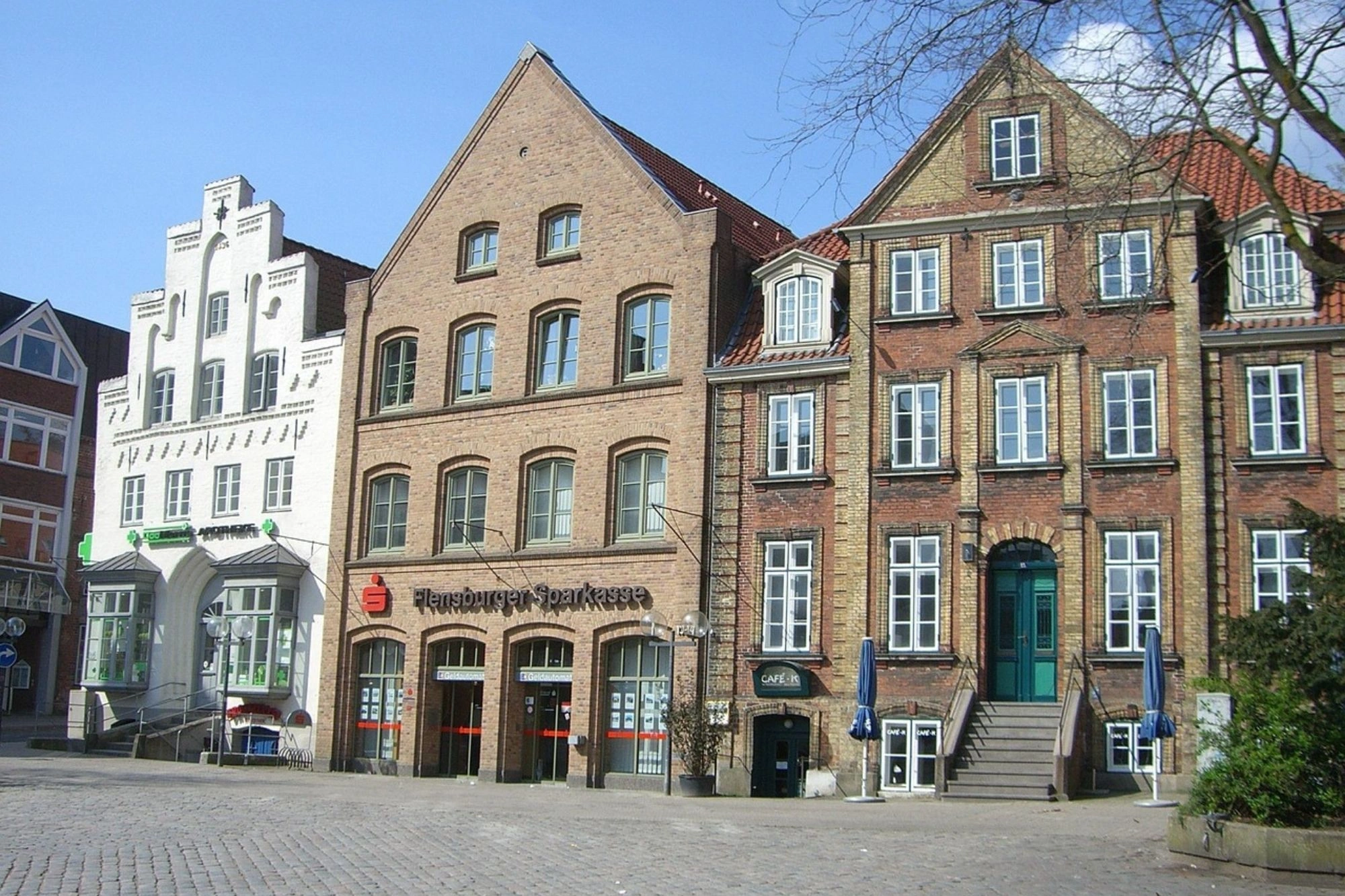 Drei historische Backsteingebäude mit Giebeln, flensburg altstadt südermarkt